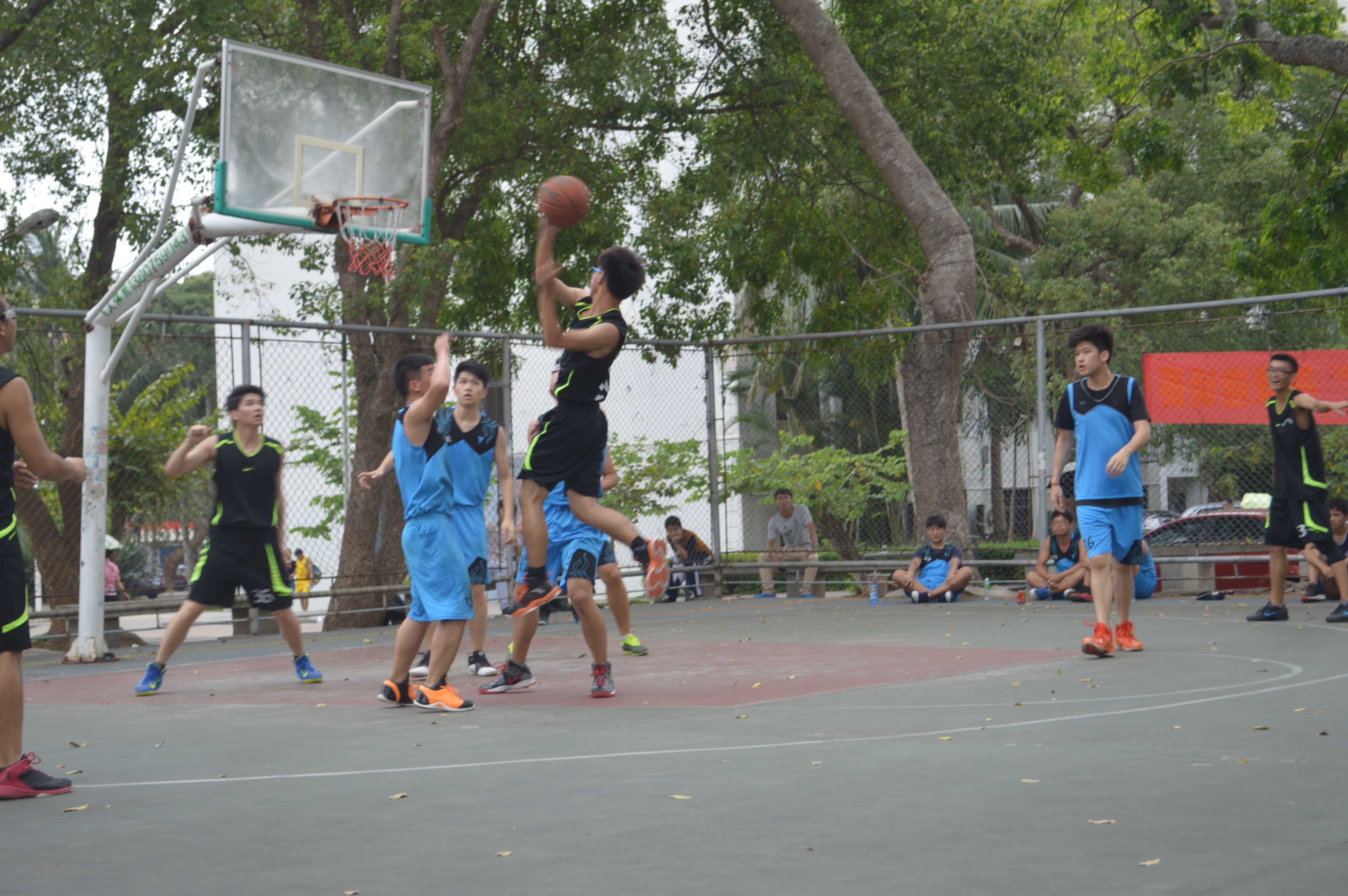 投身球场，大放异彩――记数学与统计学院参加友谊杯篮球邀请赛