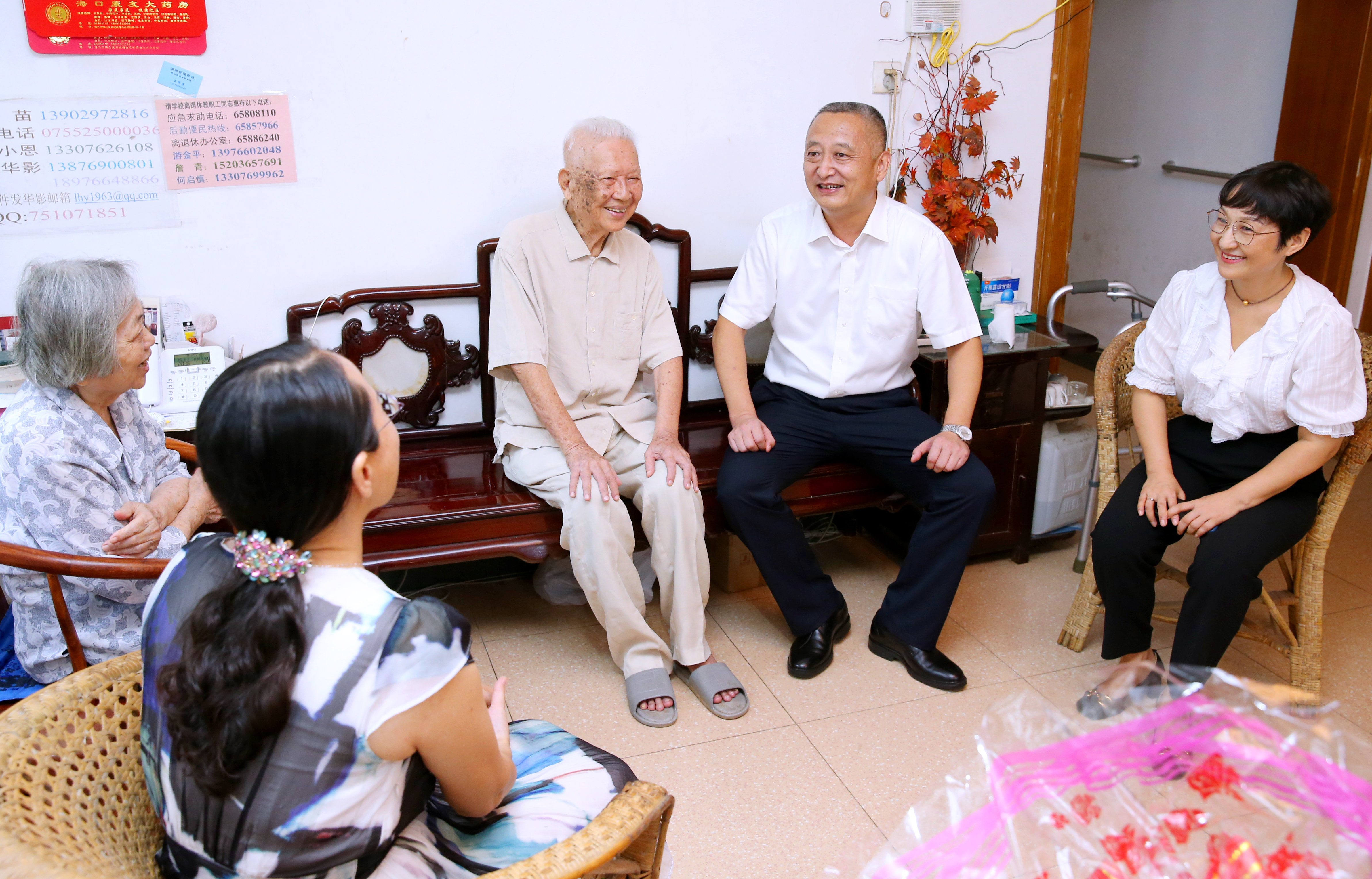 李湖慰问我校老干部王辉丰、李光邦