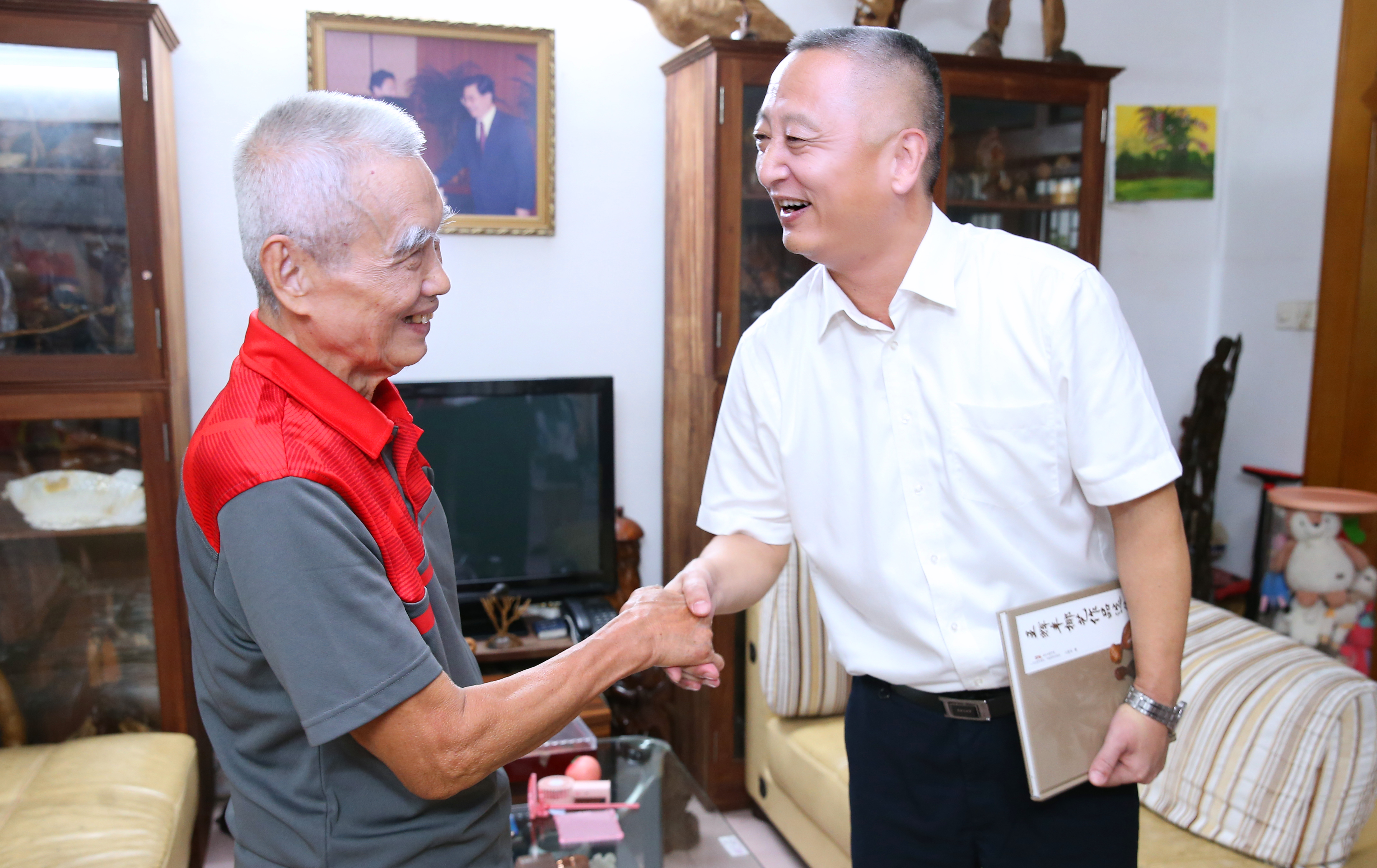 李湖慰问我校老干部王辉丰、李光邦