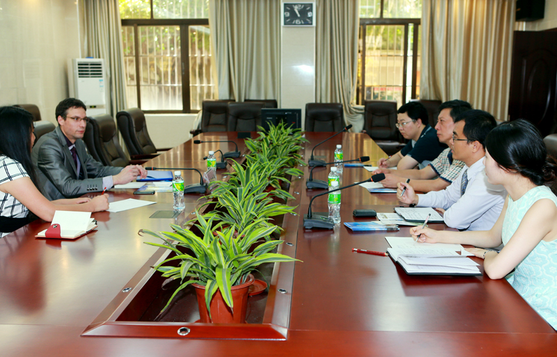 捷克帕拉茨基大学Vojtech Regec博士访问我校