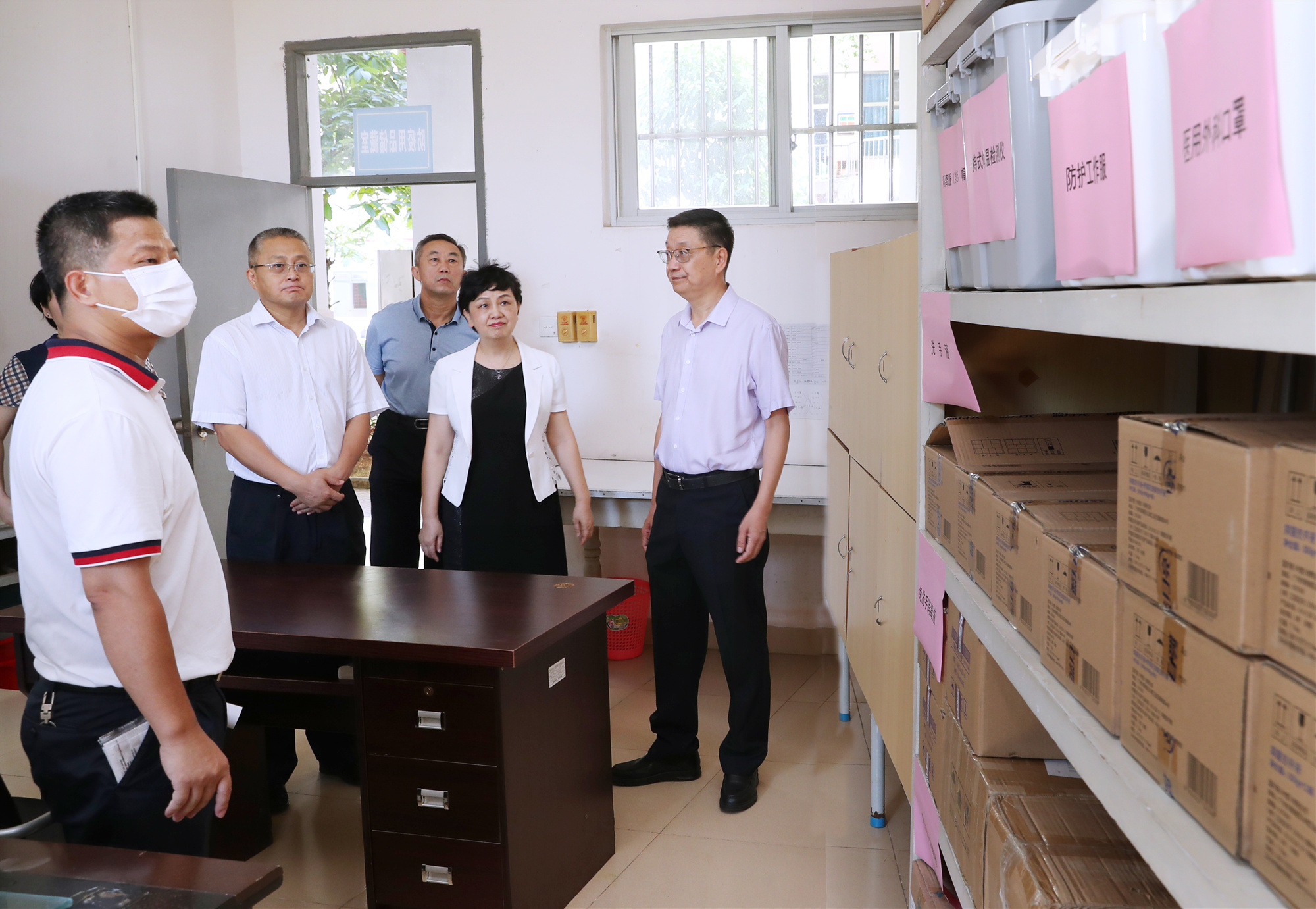 海口市委副书记鲍剑一行视察海南师范大学附属中学高中部考点高考疫情防控工作准备情况