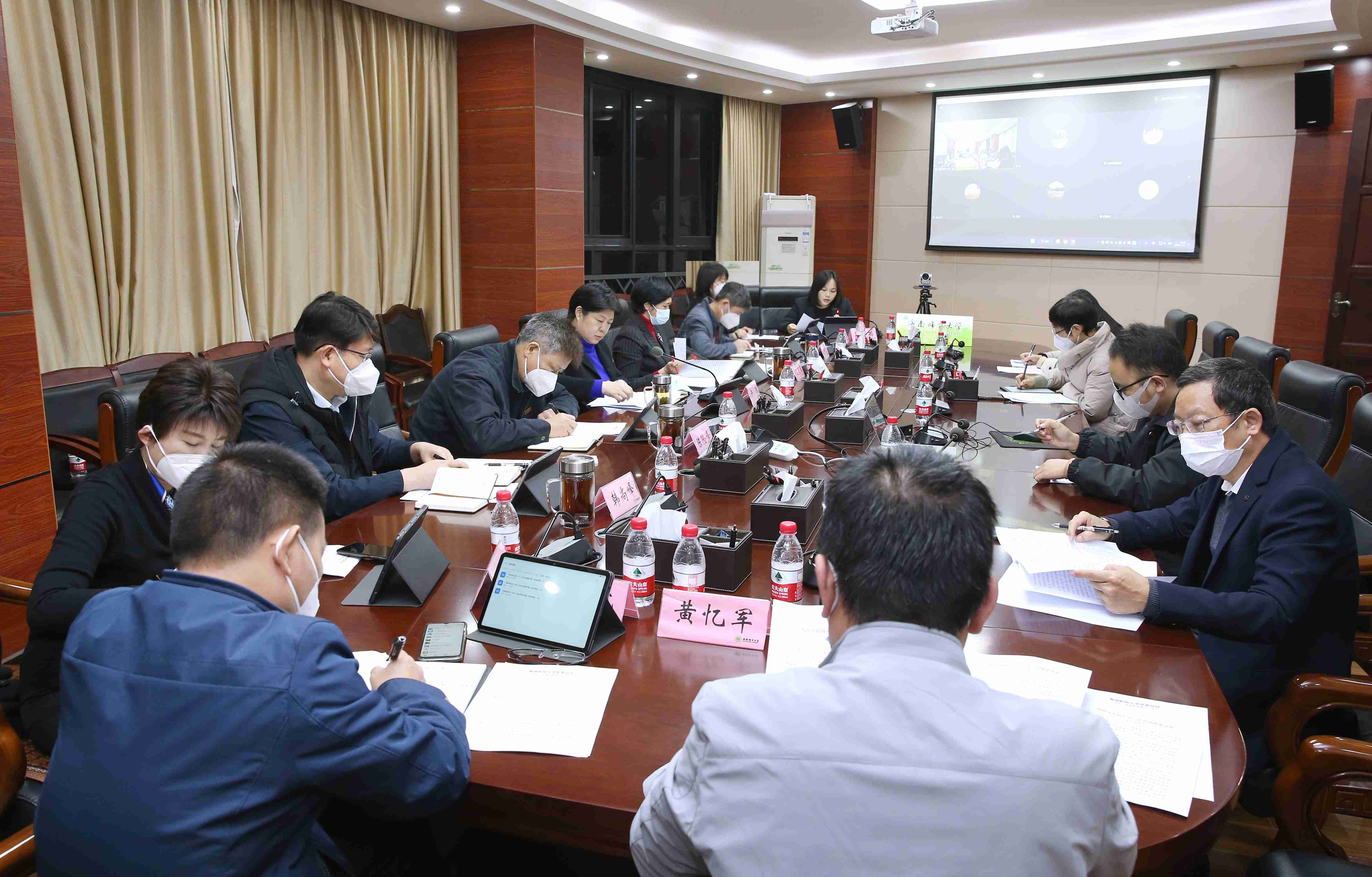 校党委专题学习省“两会”精神 许玫强调：加快建设高水平师范大学，为谱写中国式现代化海南篇章作贡献