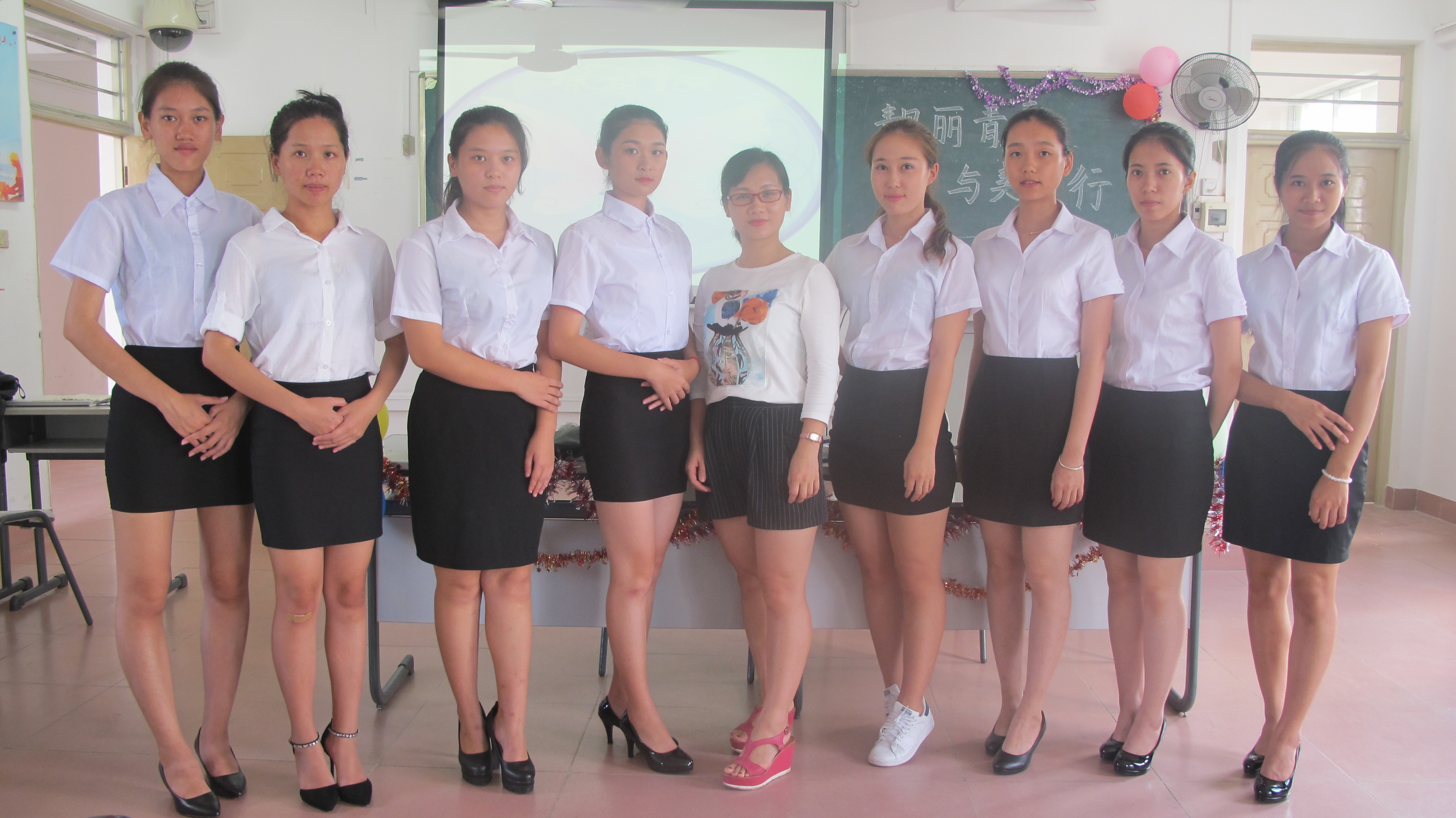 靓丽青春 与美同行――记初等教育学院女生部化妆礼仪培训