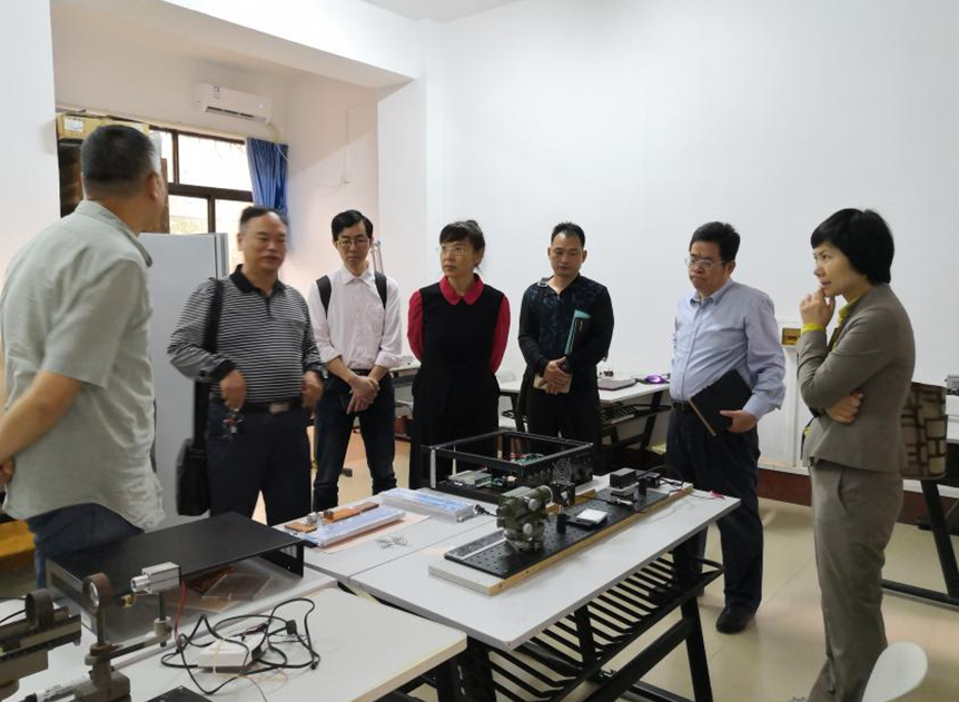海口市科工信局领导参观我校物电学院实验室