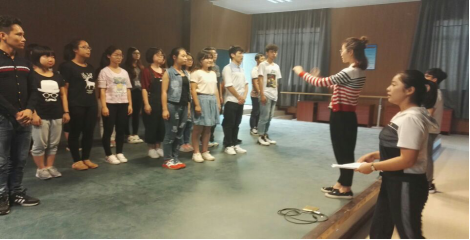 小小工人们,你可别小瞧――记法学院五四合唱比赛前的紧张排练