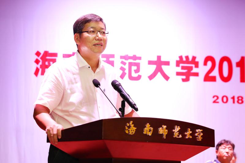 学校举行2018级研究生开学典礼
