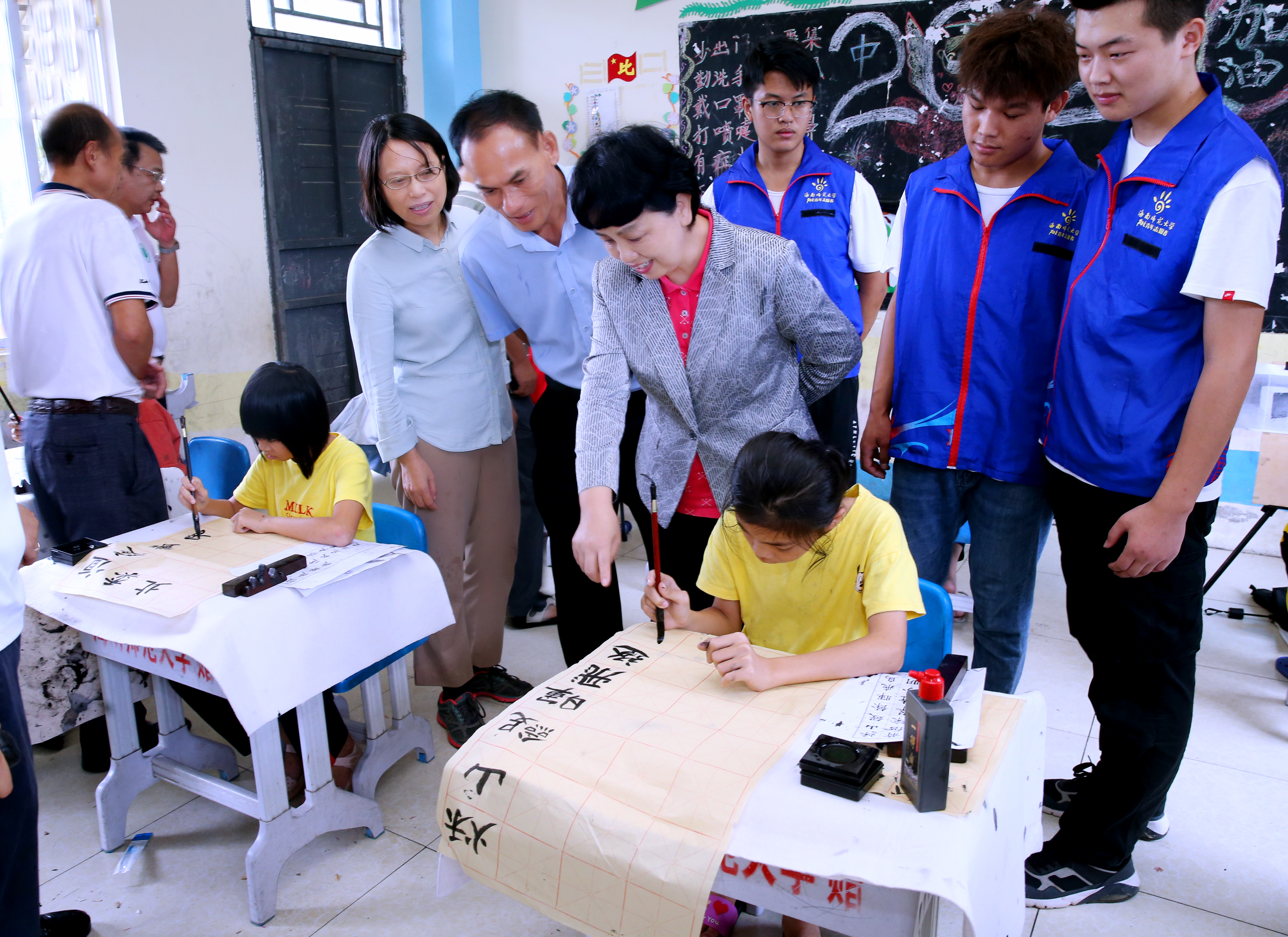 李红梅强调:精准扶贫要扶到根上，要彰显海师特色，要志智双扶托举希望 我校赴陵水亚欠村开展扶贫日系列活动