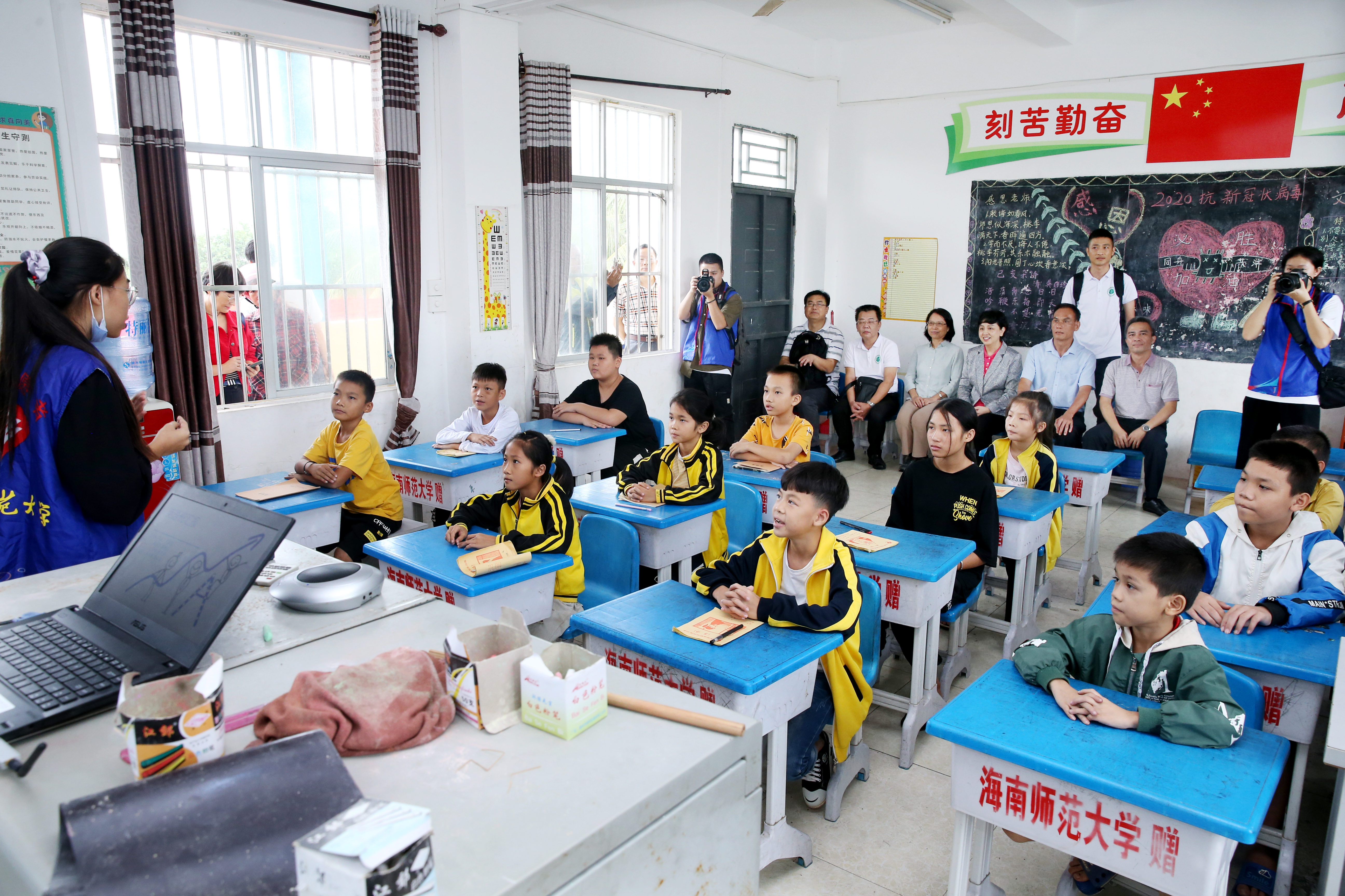 李红梅强调:精准扶贫要扶到根上，要彰显海师特色，要志智双扶托举希望 我校赴陵水亚欠村开展扶贫日系列活动