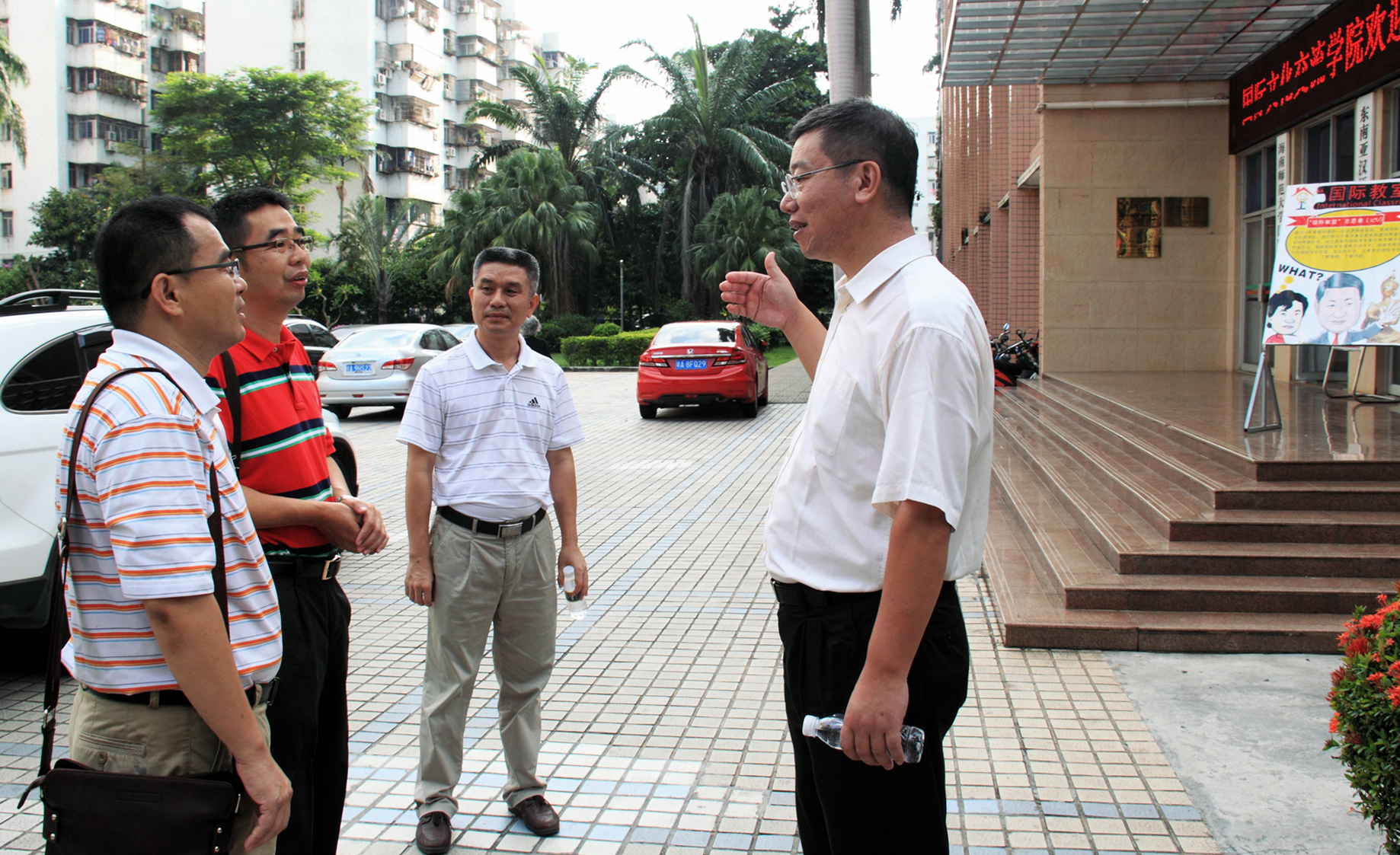 林强校长巡查国际学生课堂