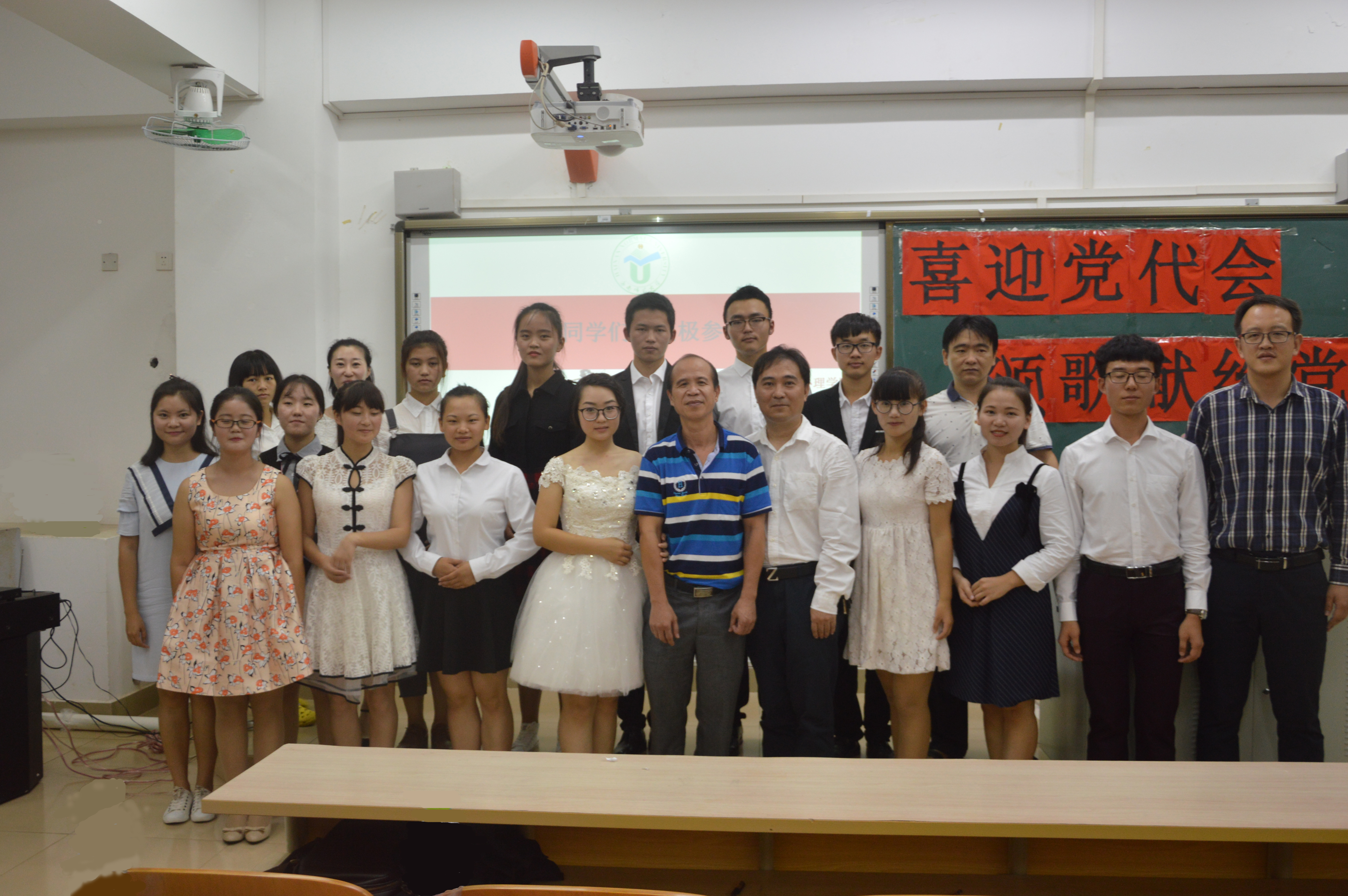 青春礼赞,歌颂母亲——青年之声·教育与心理学院举办“喜迎党代会,颂歌献给党”朗诵