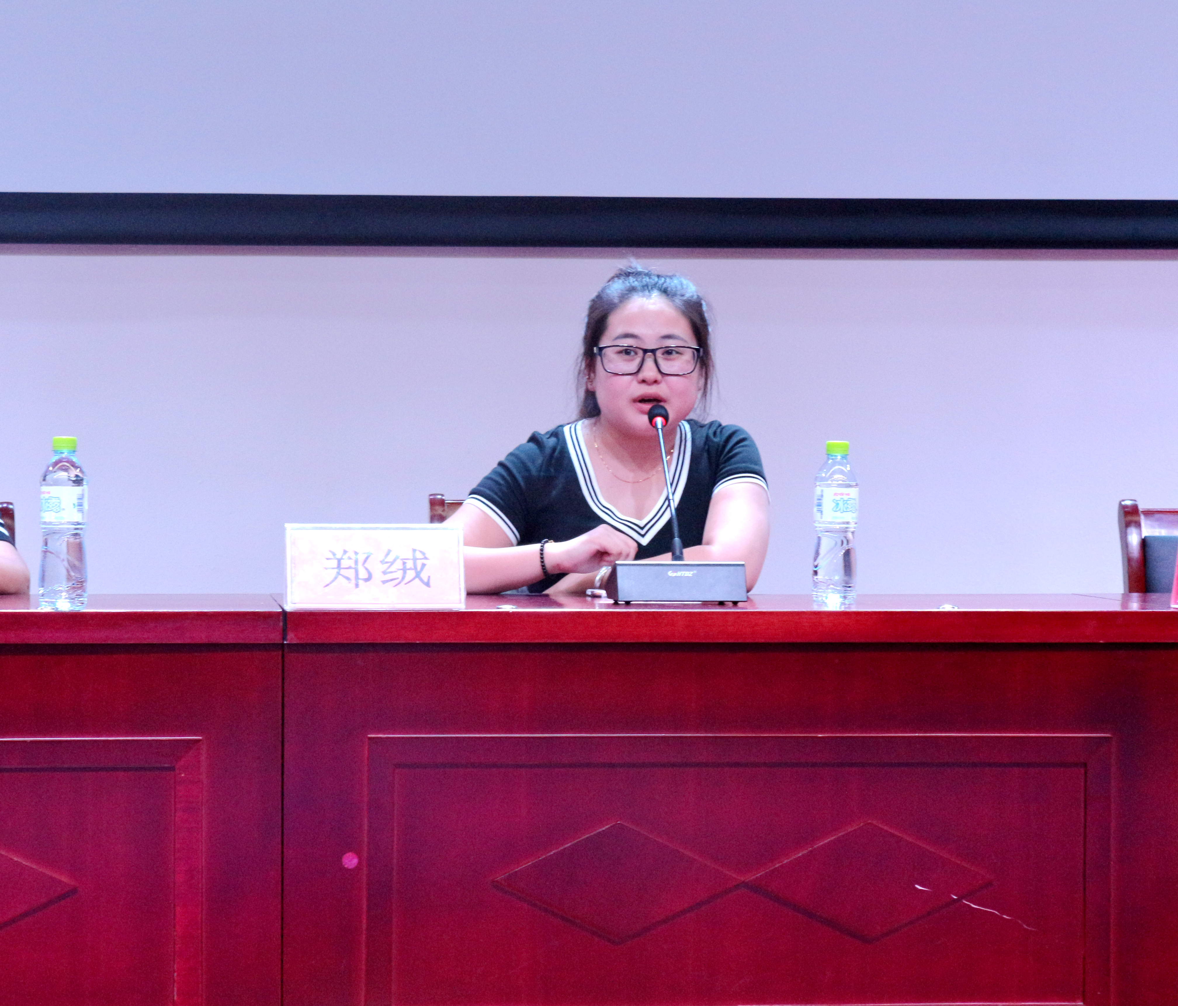 与信仰对话 为青春导航――记经济与管理学院成功召开大学生论坛