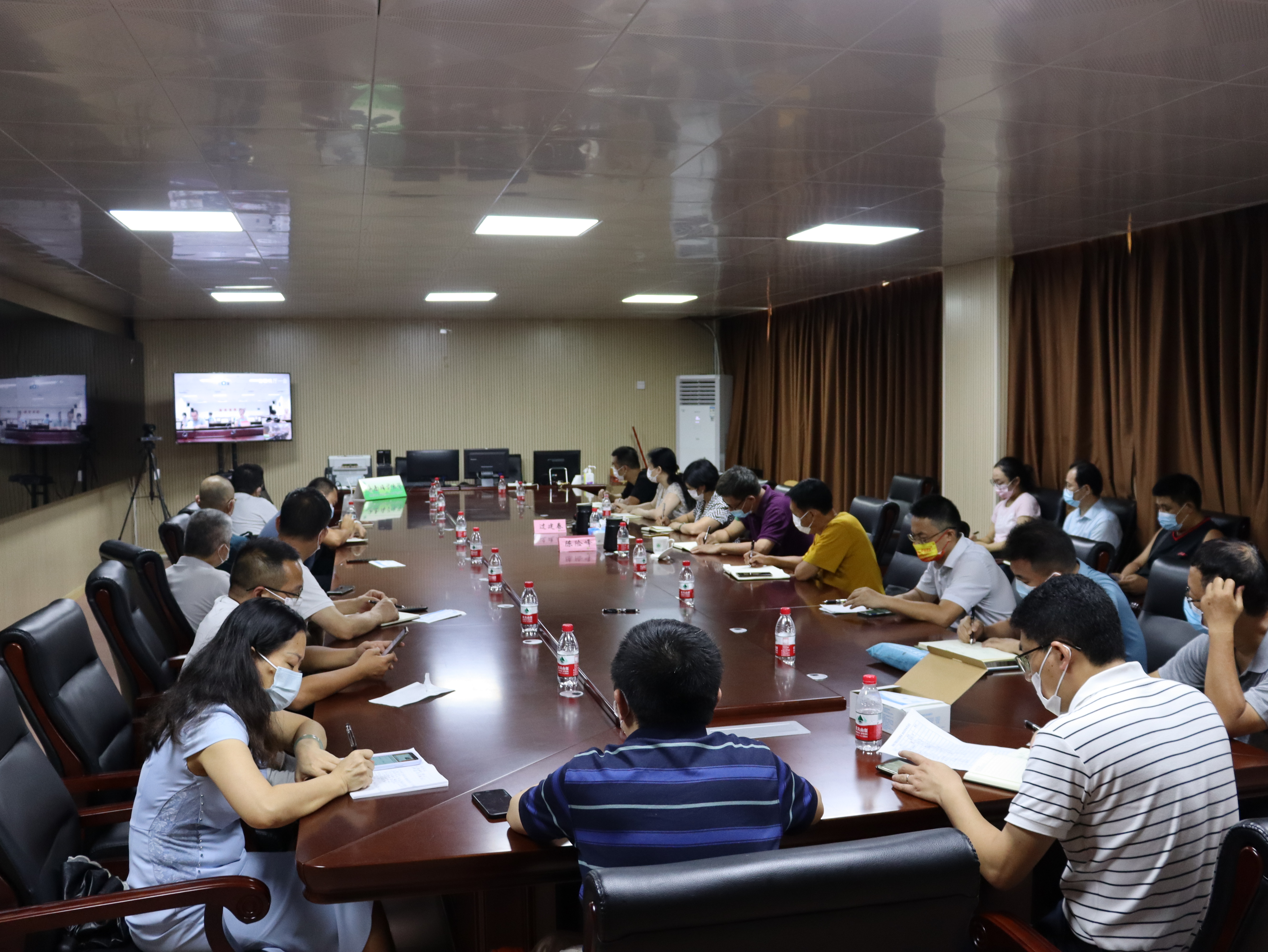 我校召开疫情防控工作部署会