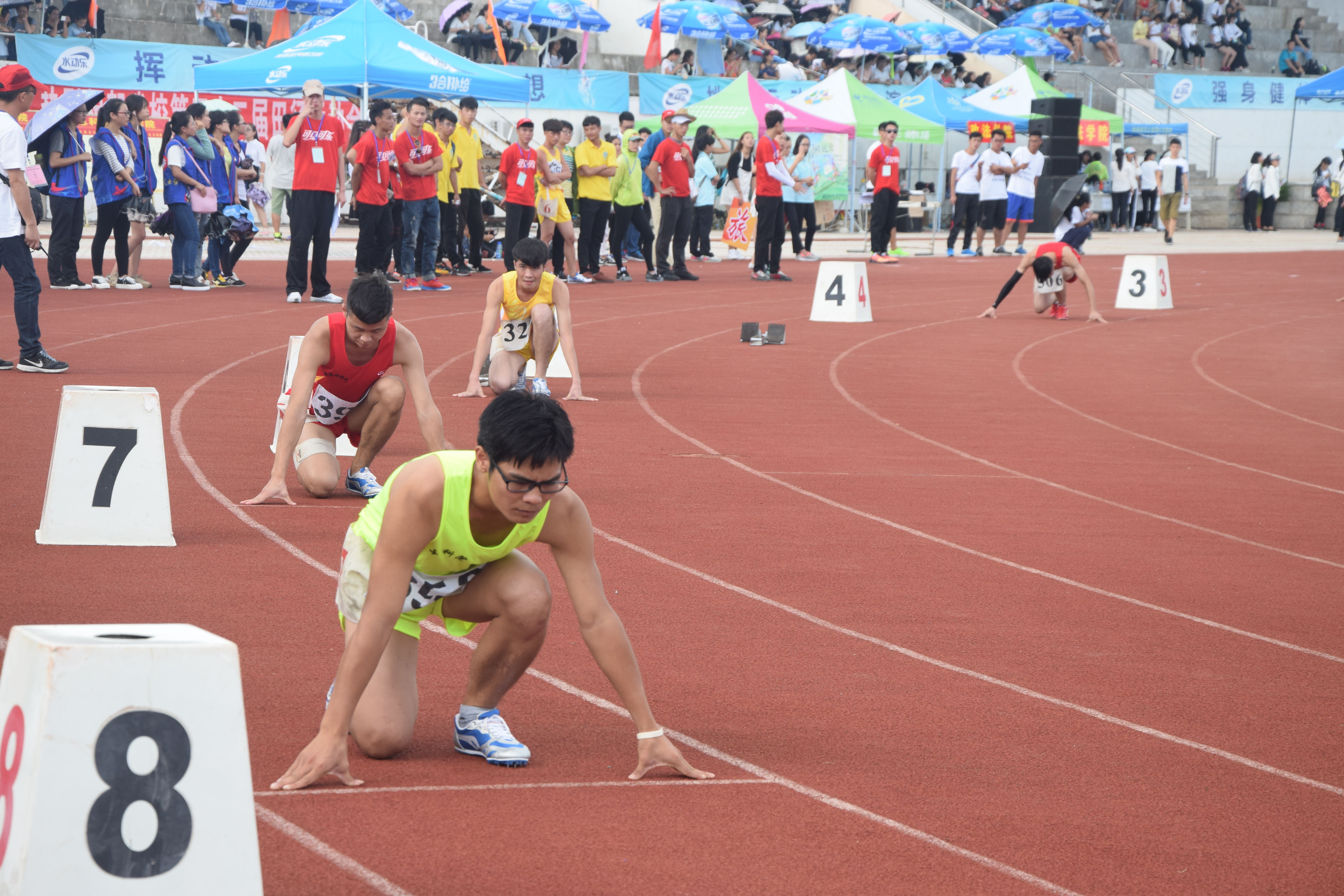 赛场拼搏 共创佳绩――记海南师范大学第三十二届田径运动会开幕式及第一日比赛