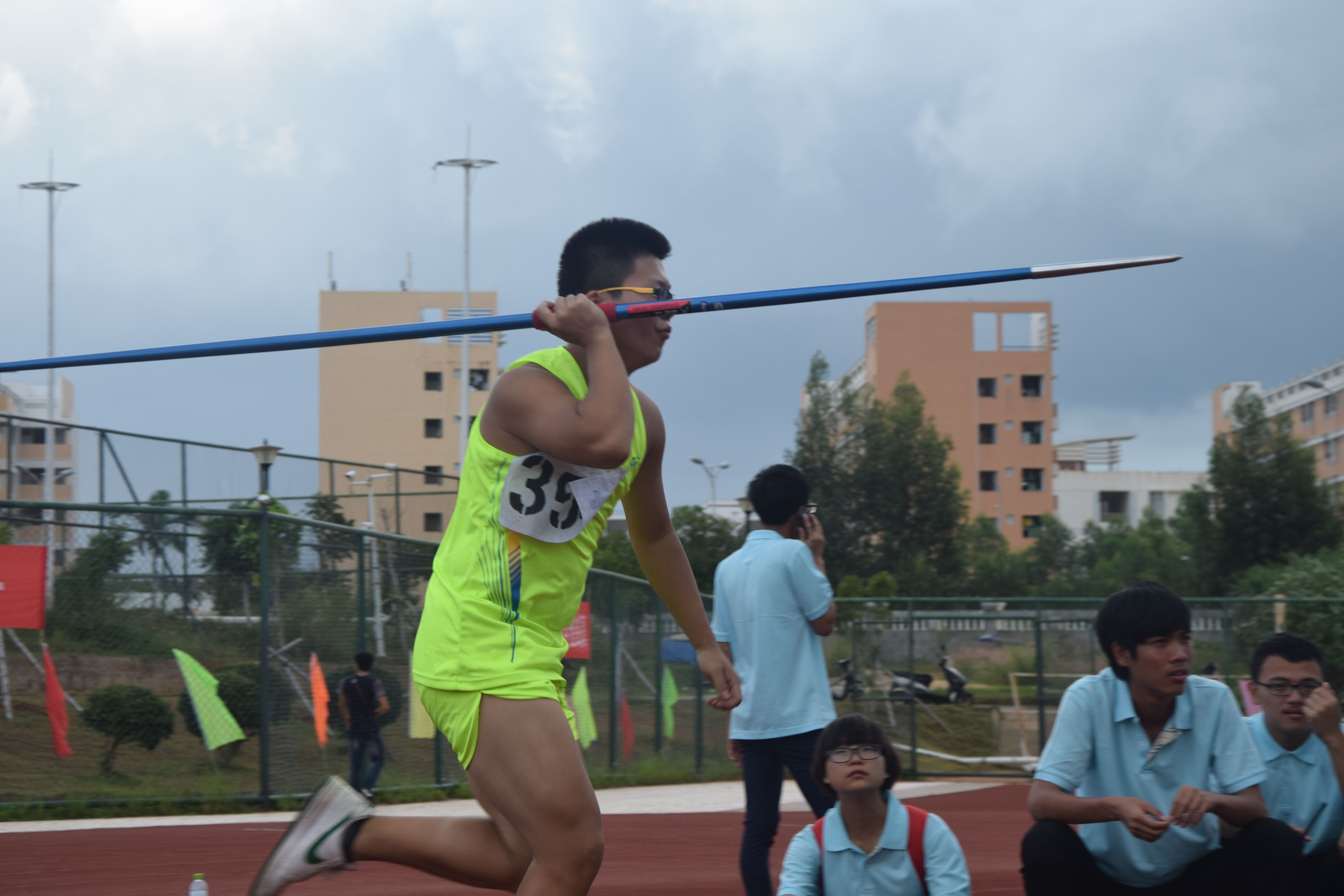 赛场拼搏 共创佳绩――记海南师范大学第三十二届田径运动会开幕式及第一日比赛