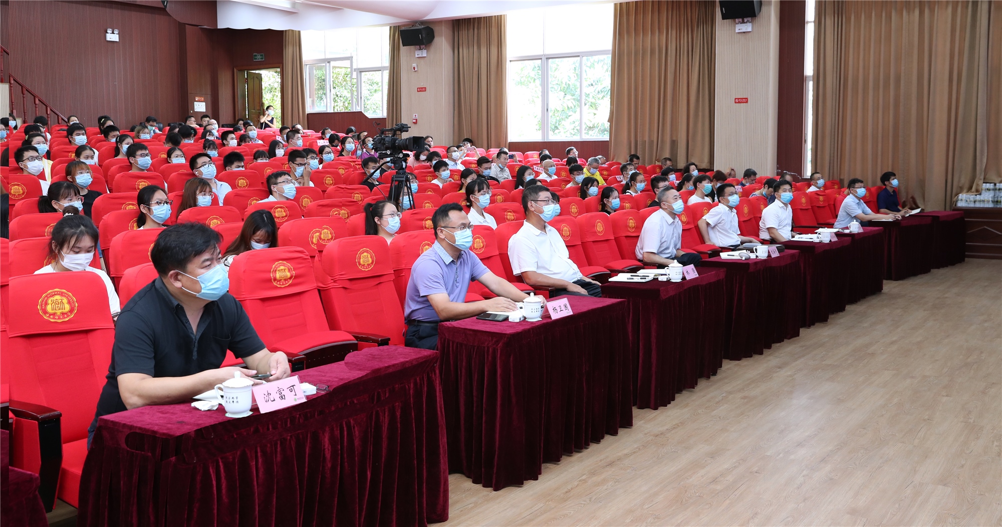 李红梅为两万师生开讲“开学第一课”