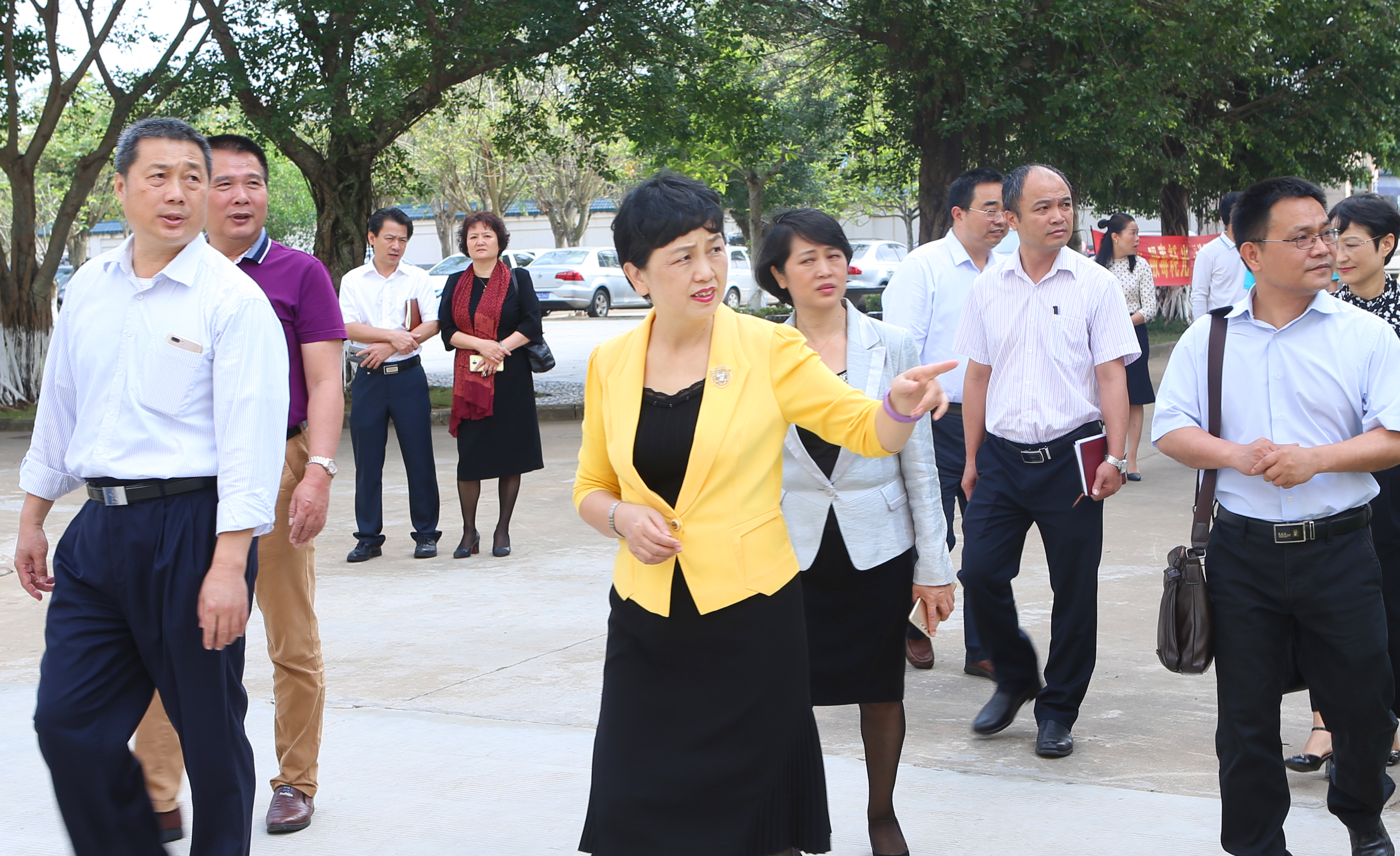 学校召开党委专题会议研究支持附属中学发展建设