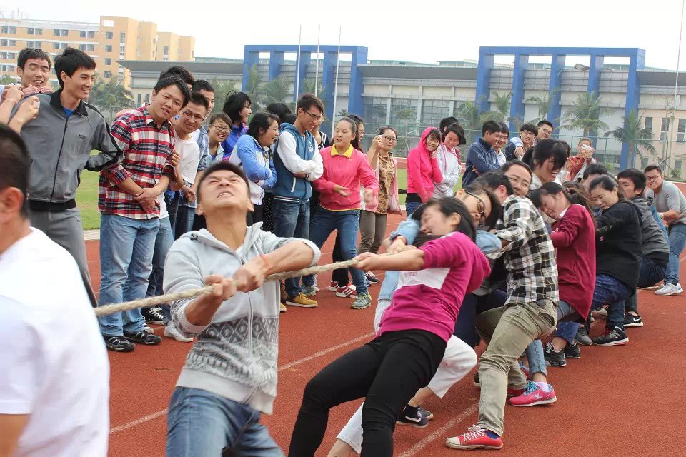 拨住力量之绳，喝出团结之情――记政法学院三走系列活动之班级拔河比赛