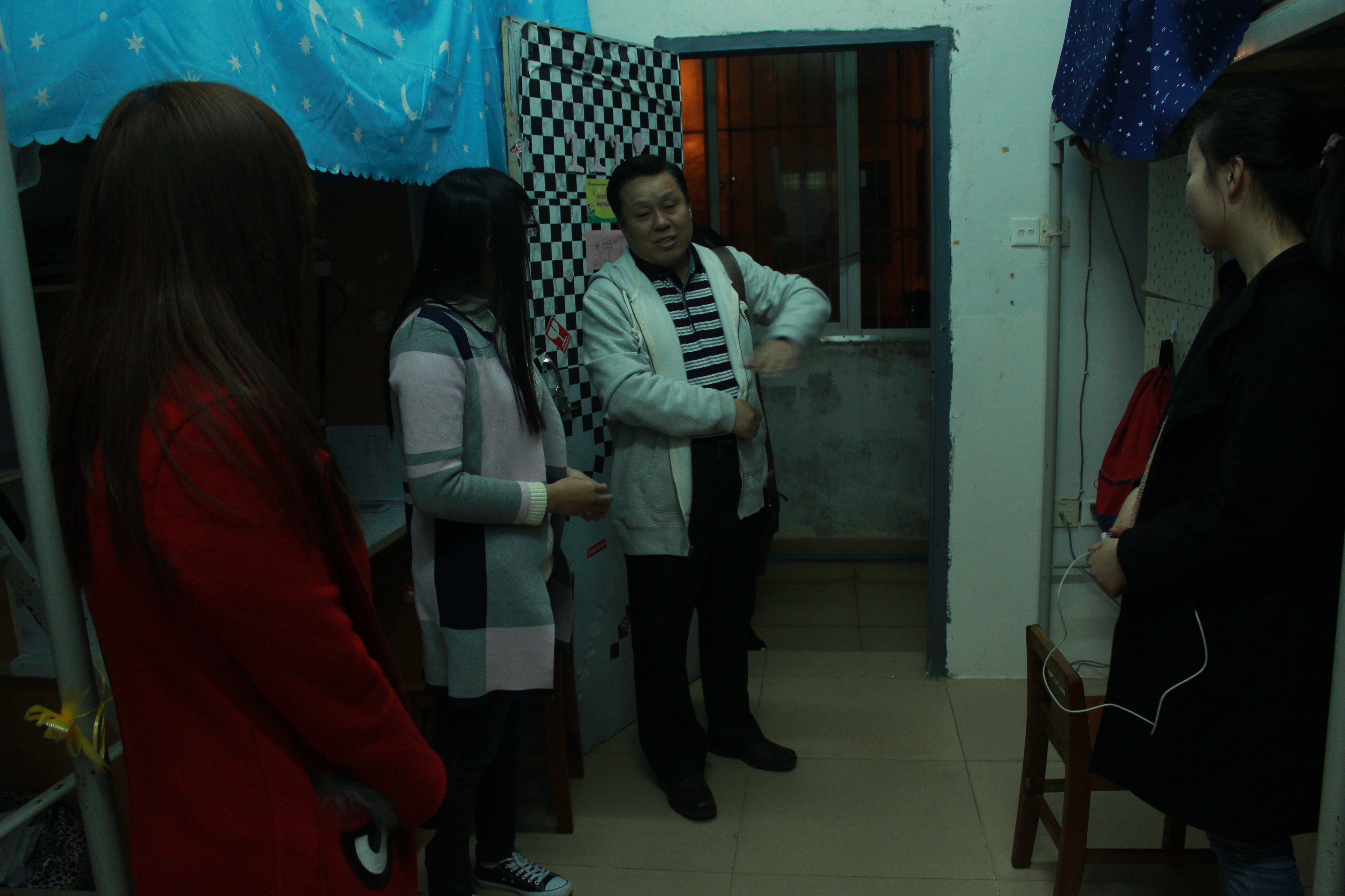 新年新气象，走寝递温暖--记经济与管理学院新学期领导老师走宿舍活动