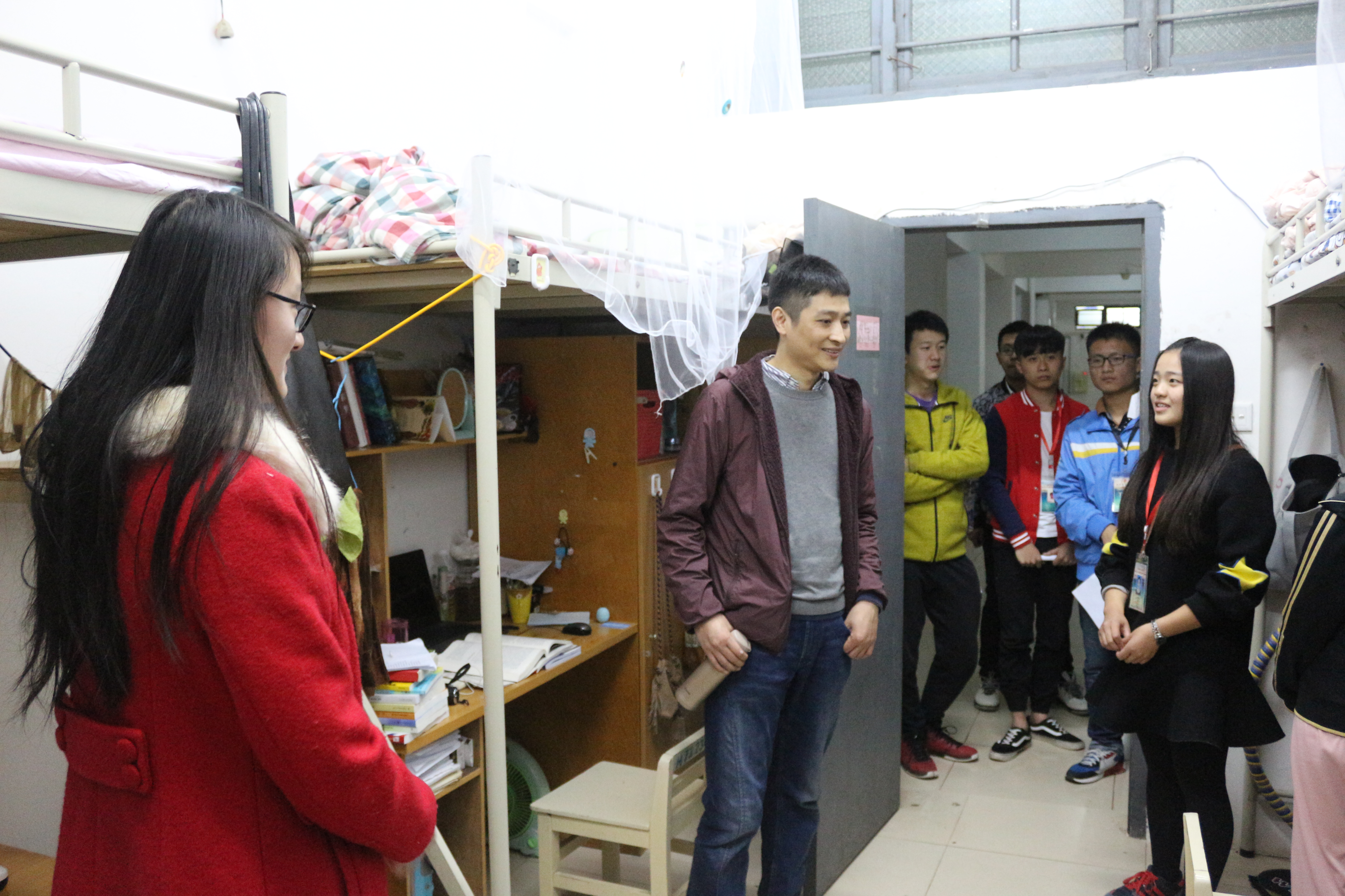 新年新气象，走寝递温暖--记经济与管理学院新学期领导老师走宿舍活动