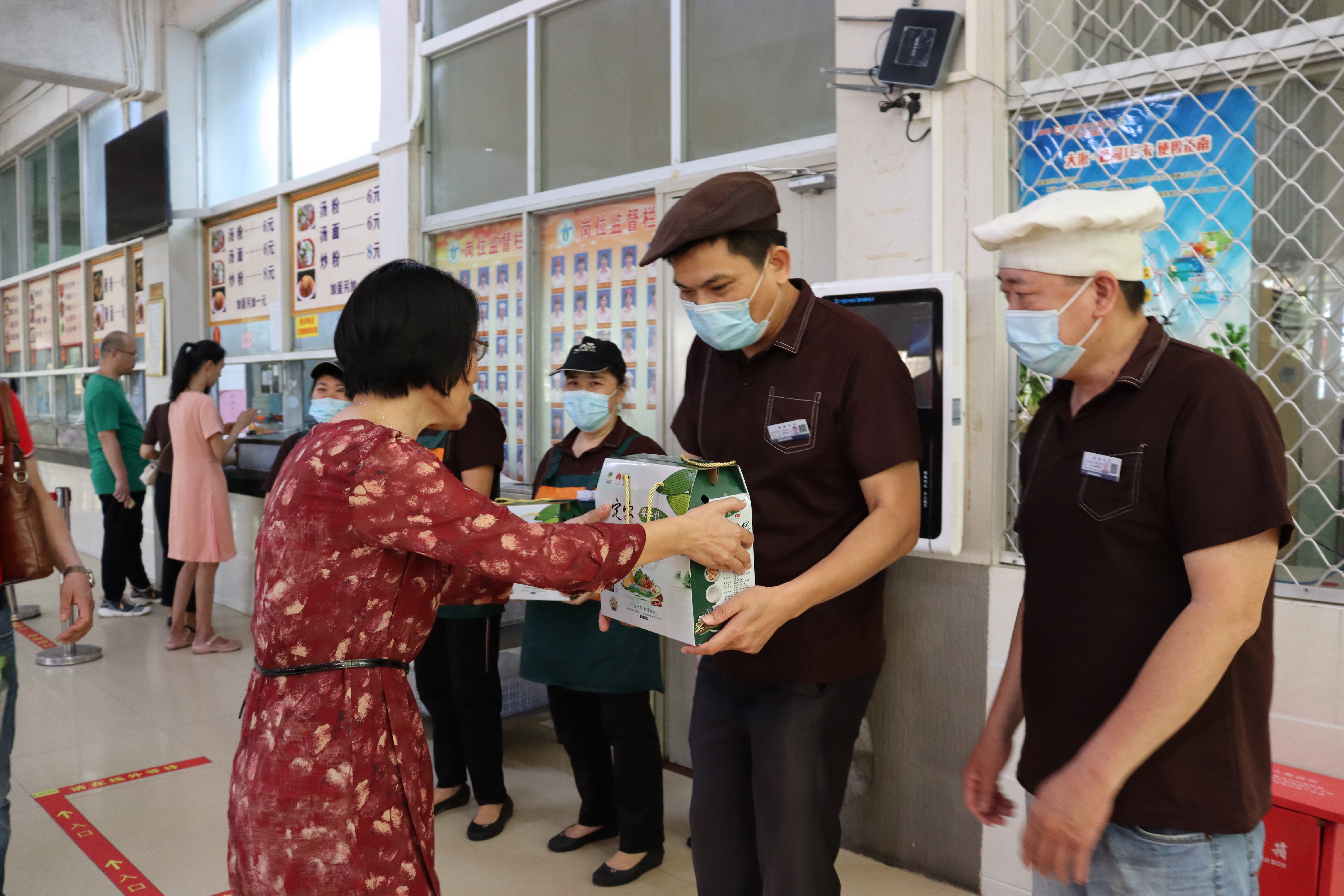 情系一线暖人心 校领导看望慰问假期值班教职工