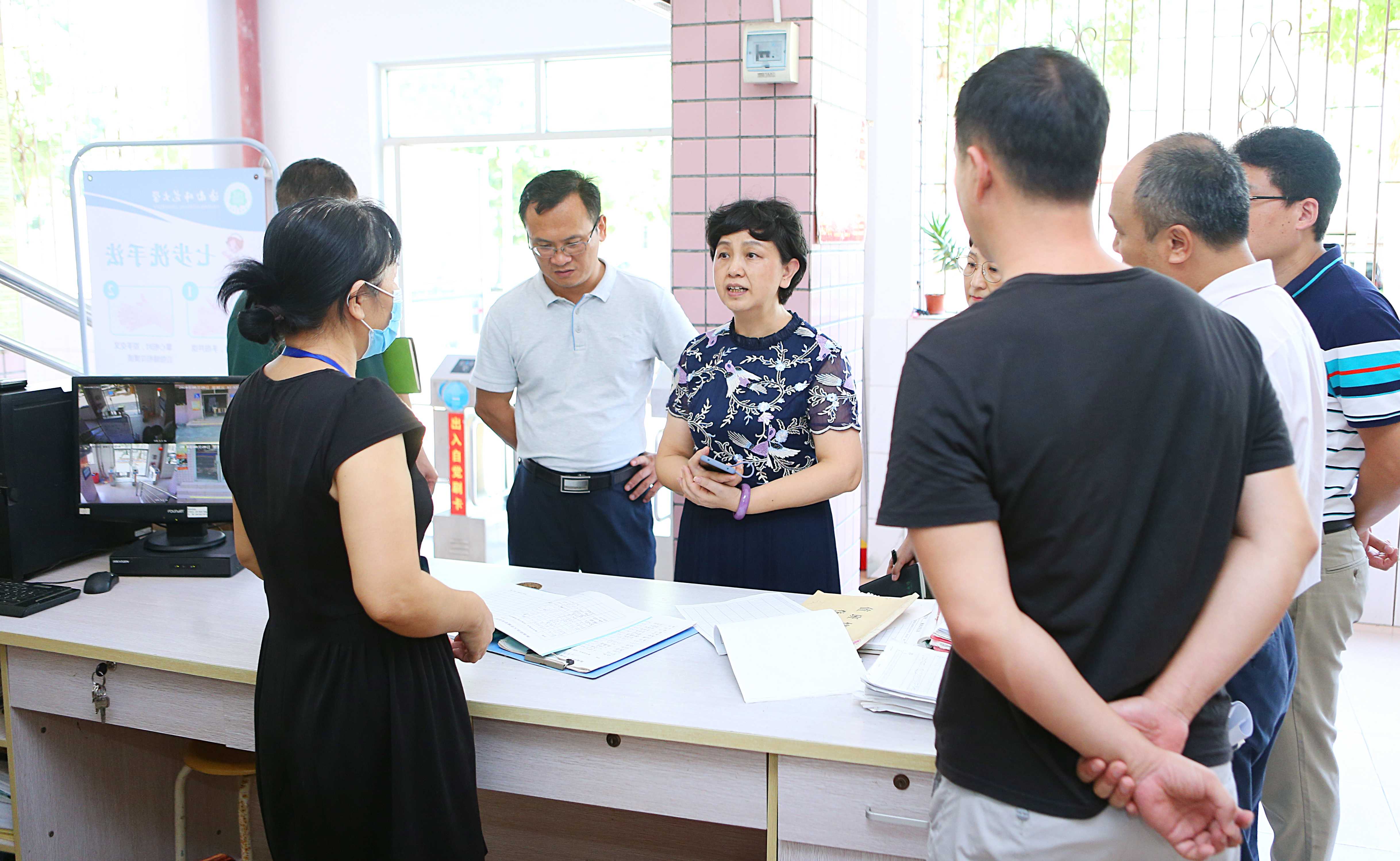 李红梅检查龙昆南校区开学准备工作