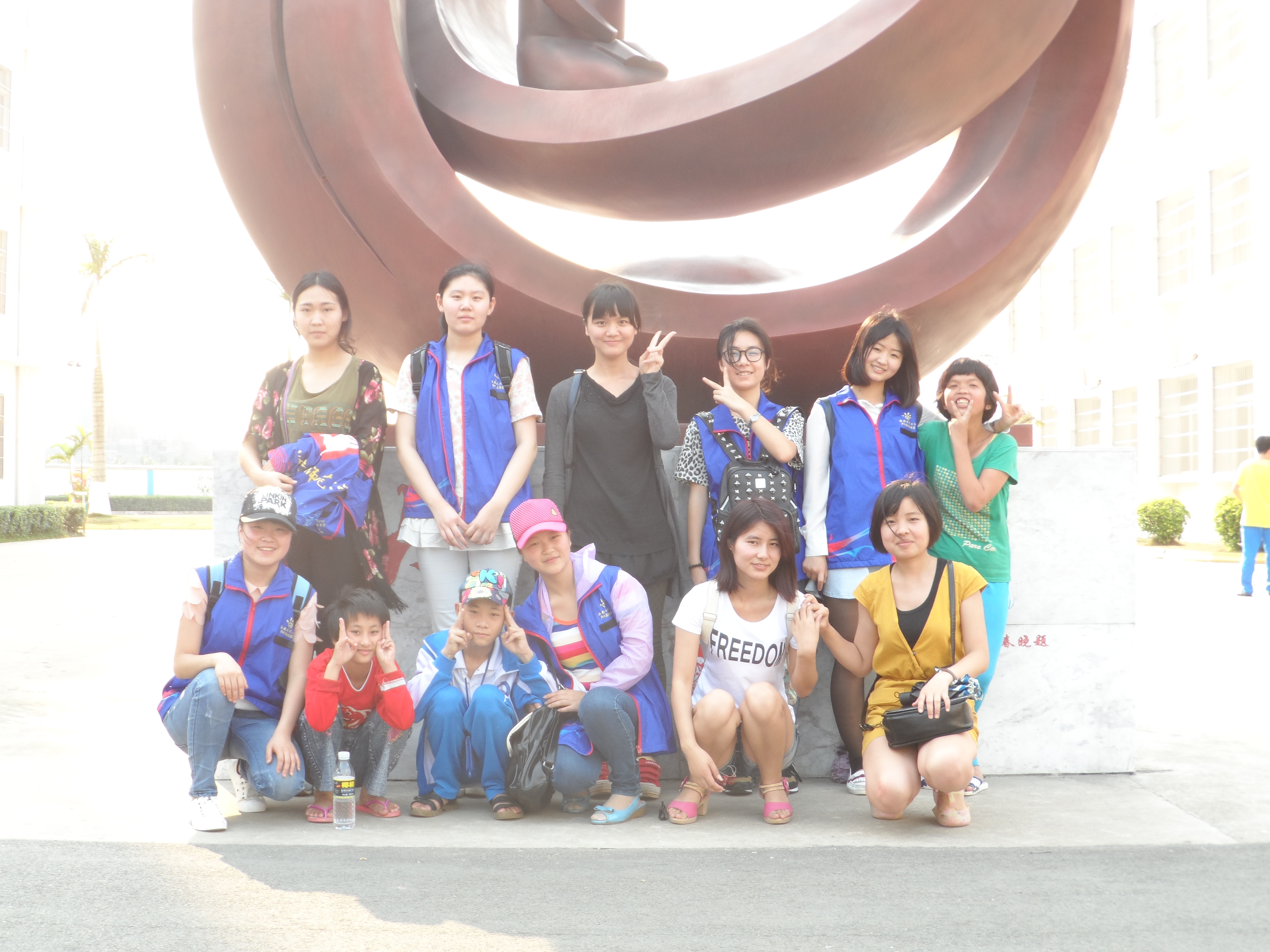 用爱心播撒阳光 用高尚践行平凡――外国语学院开展“爱丹”志愿活动