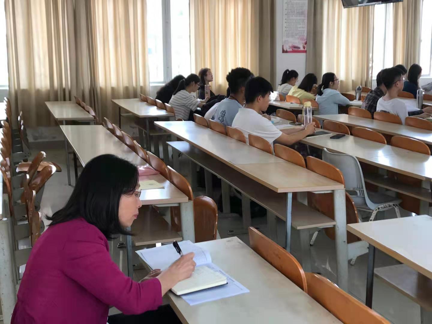 校领导到教学一线调研课程思政落实情况