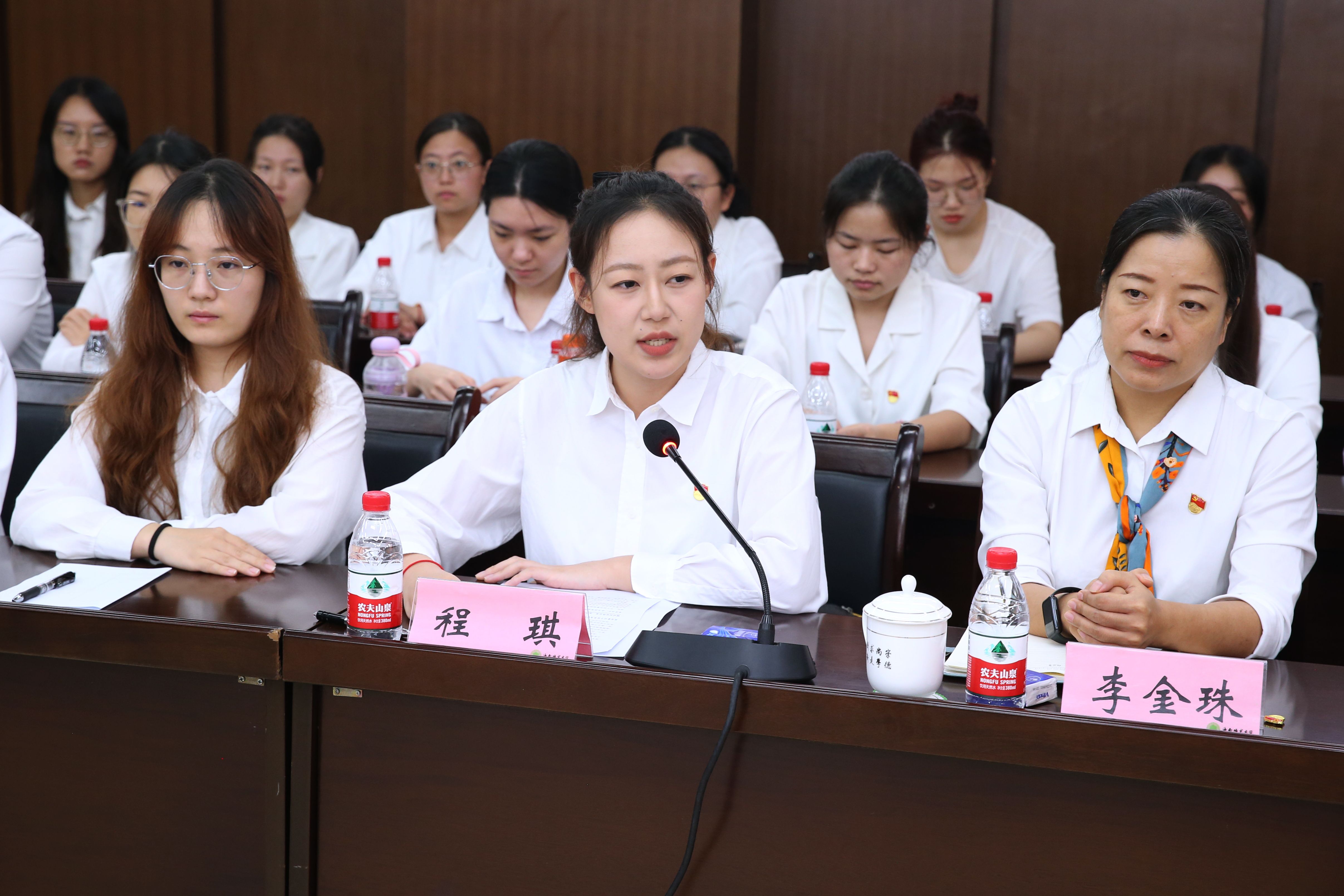 我校举办2024年“光荣在党50年” 纪念章颁发仪式暨“青春・银发”新老党员交流座谈会