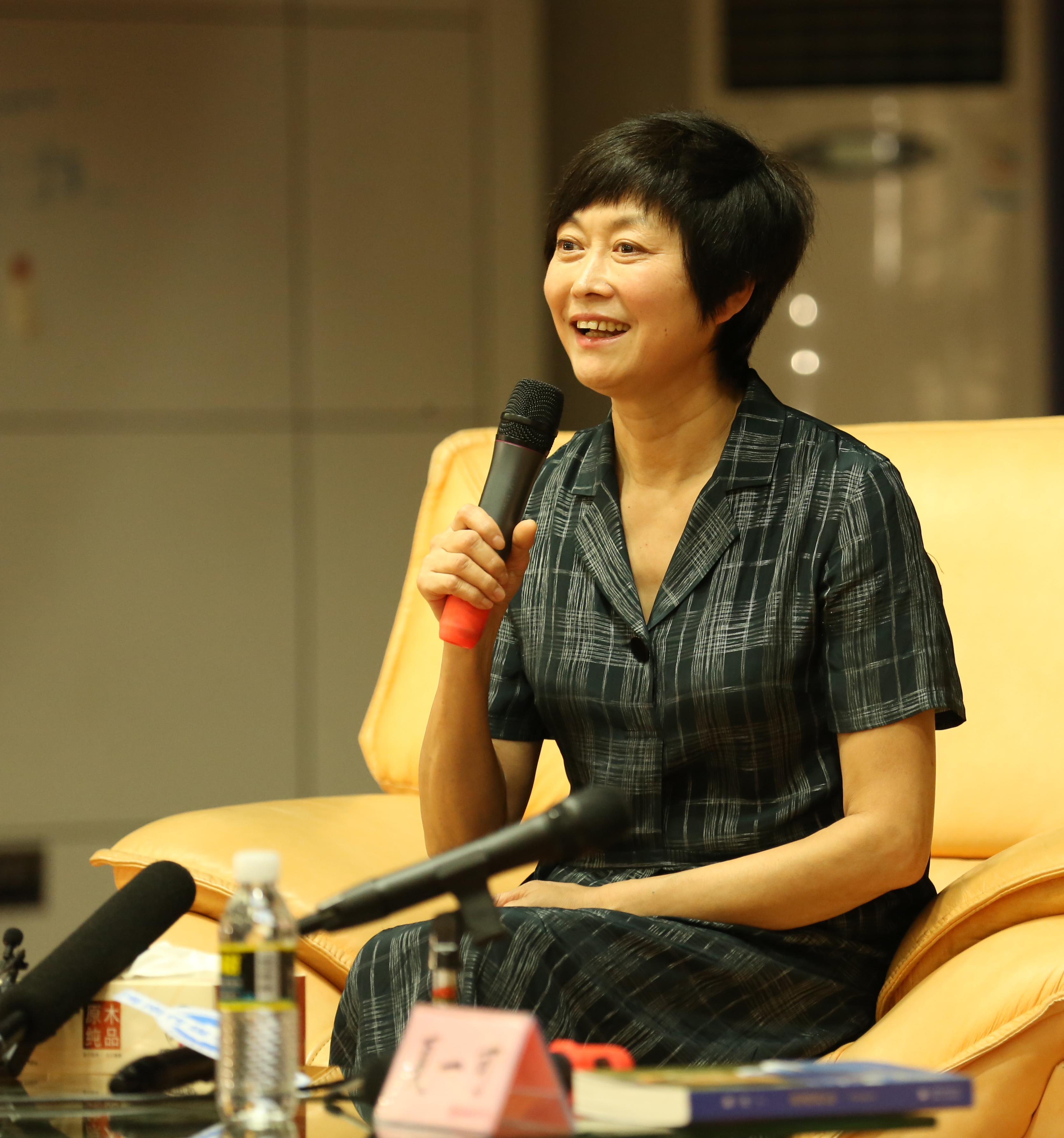 著名主持人敬一丹举办讲座“我在海师遇到你”