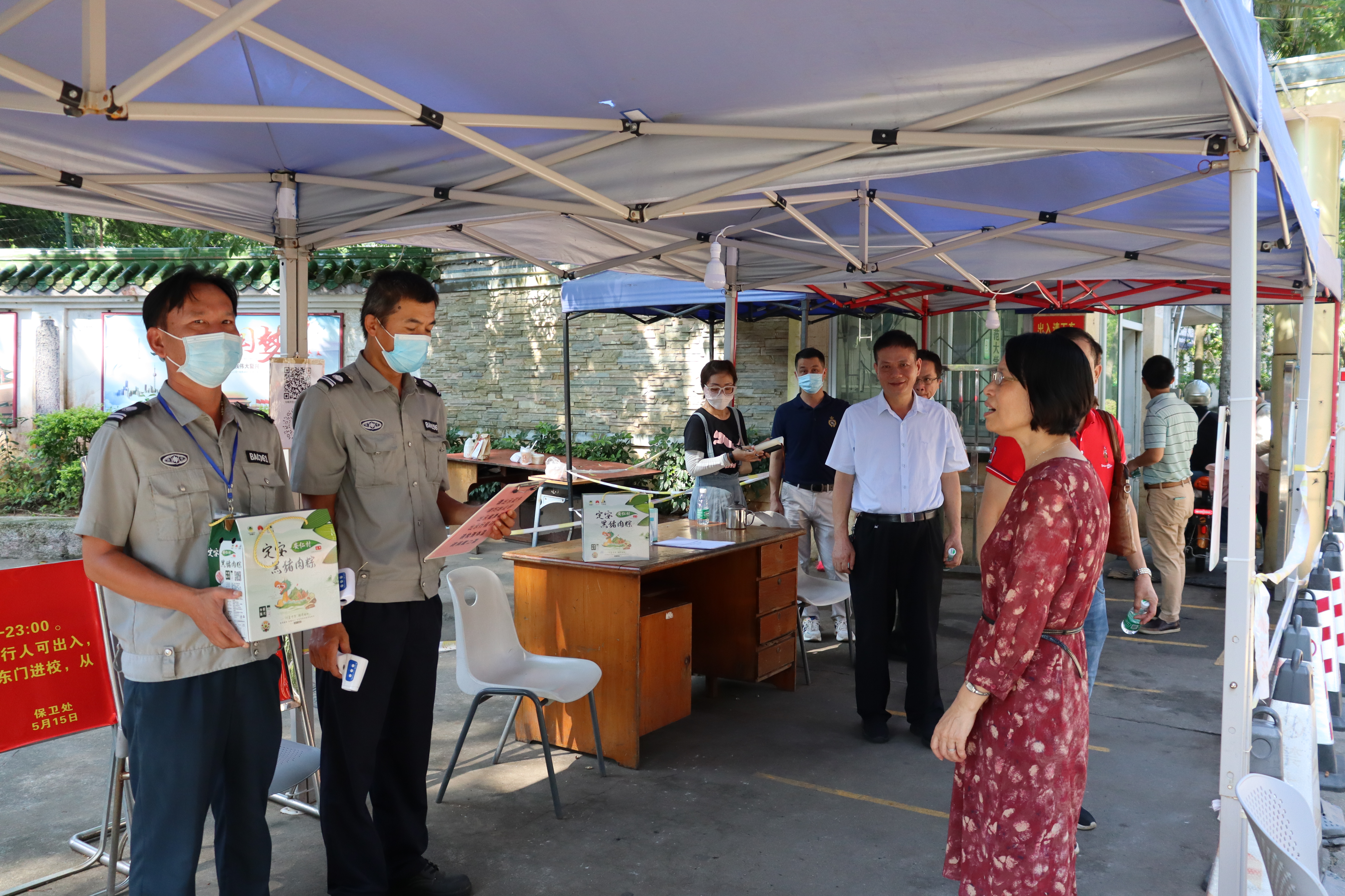 情系一线暖人心 校领导看望慰问假期值班教职工