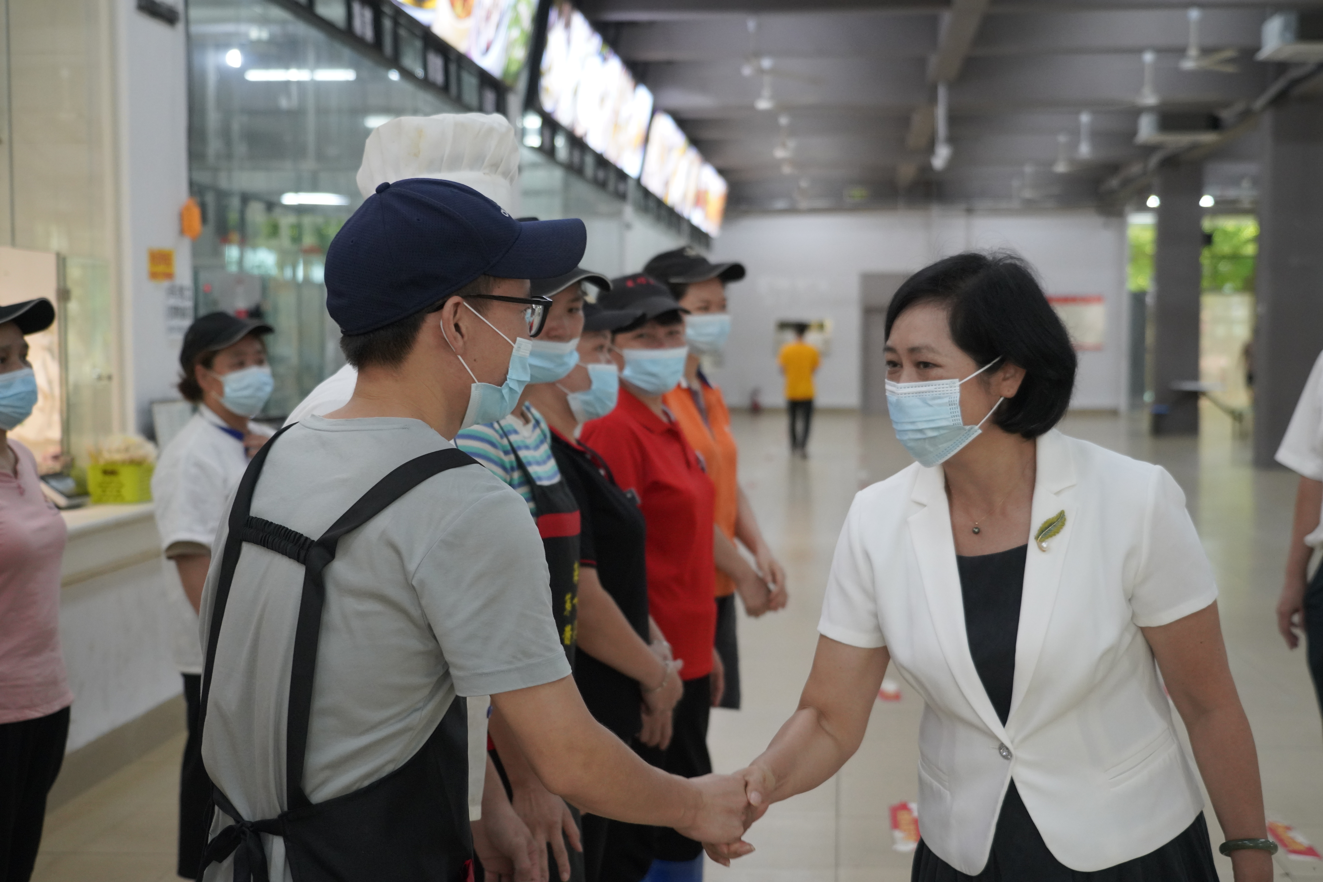 情系一线暖人心 校领导看望慰问假期值班教职工