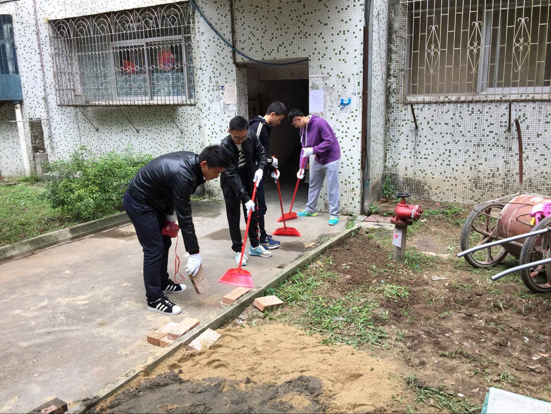 我为双创添光彩——体育学院百名学生开展校园清理整治活动