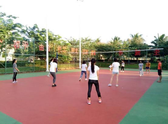 挥洒汗水，舞动青春