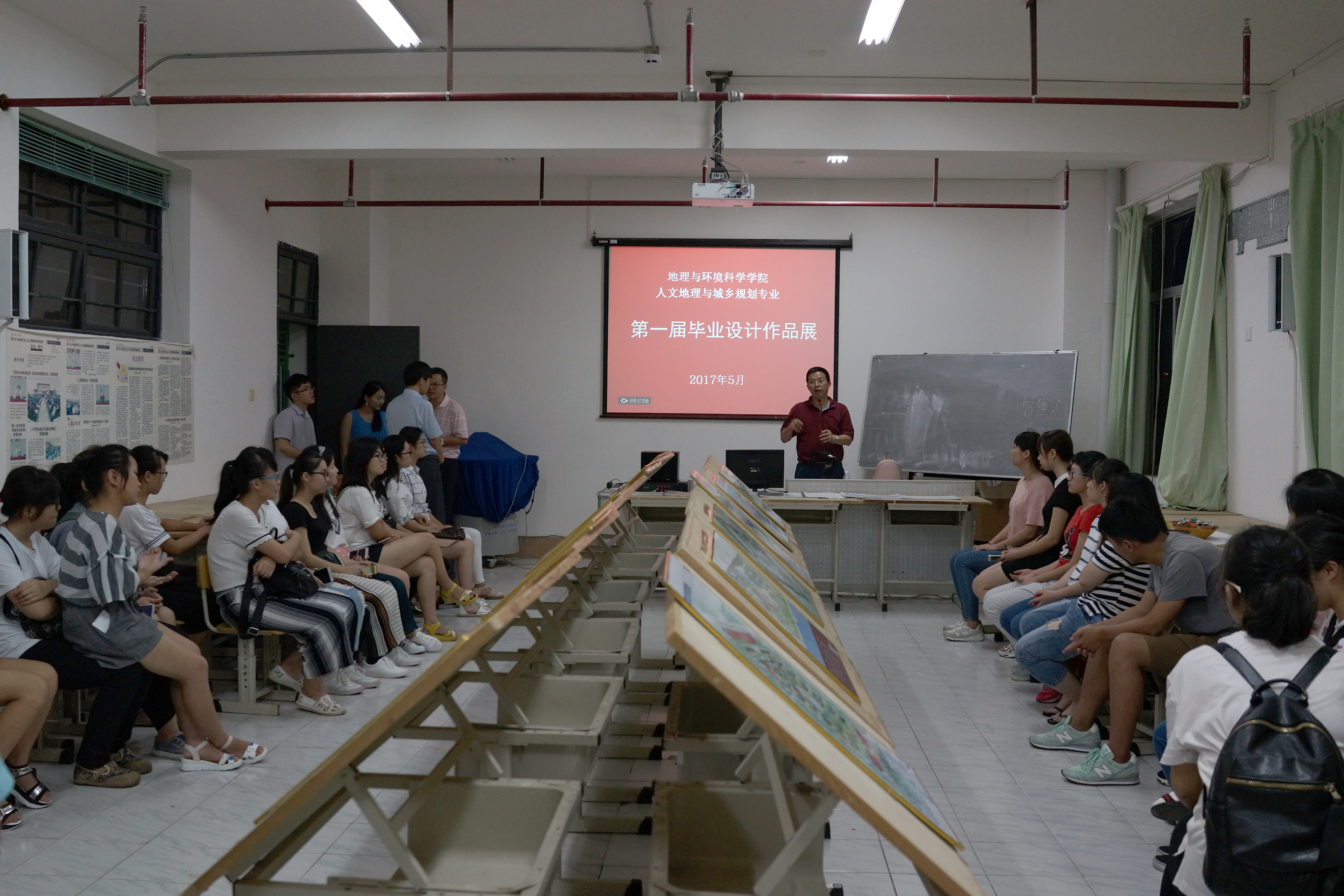 地理与环境科学学院举办第一届人文地理与城乡规划专业毕业设计作品展