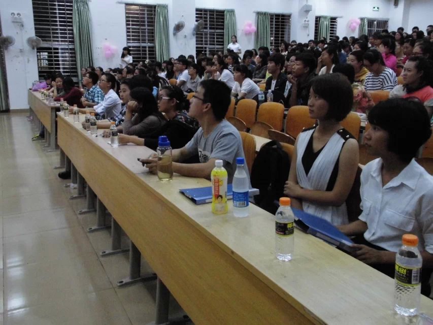 外国语学院举行大学生论坛暨迎新晚会