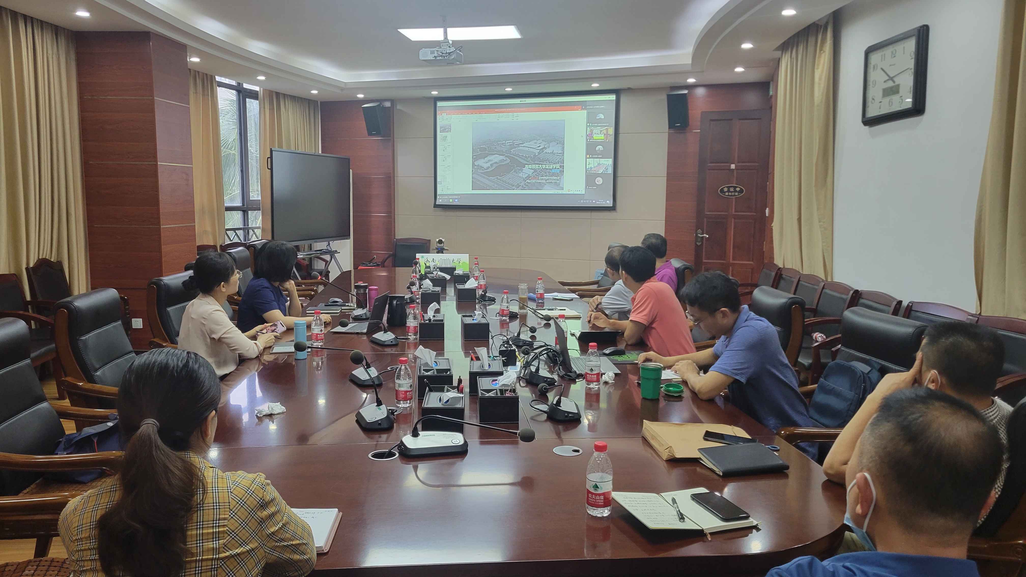 校领导主持召开足球学院建设项目(一期)专题会