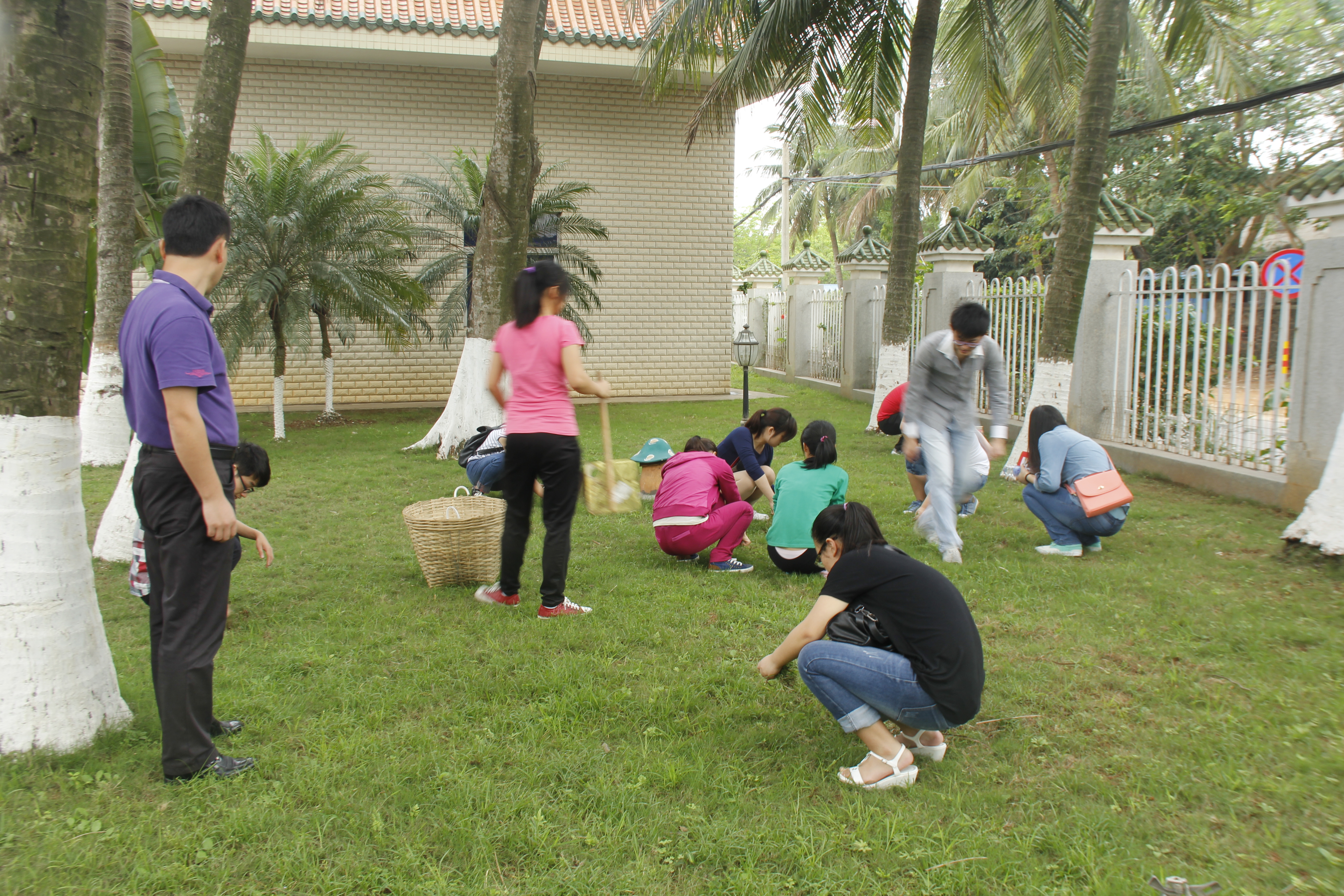 “缅怀革命先烈，弘扬烈士遗志”—记地理与旅游学院学生党员清明节烈士纪念亭扫墓活动