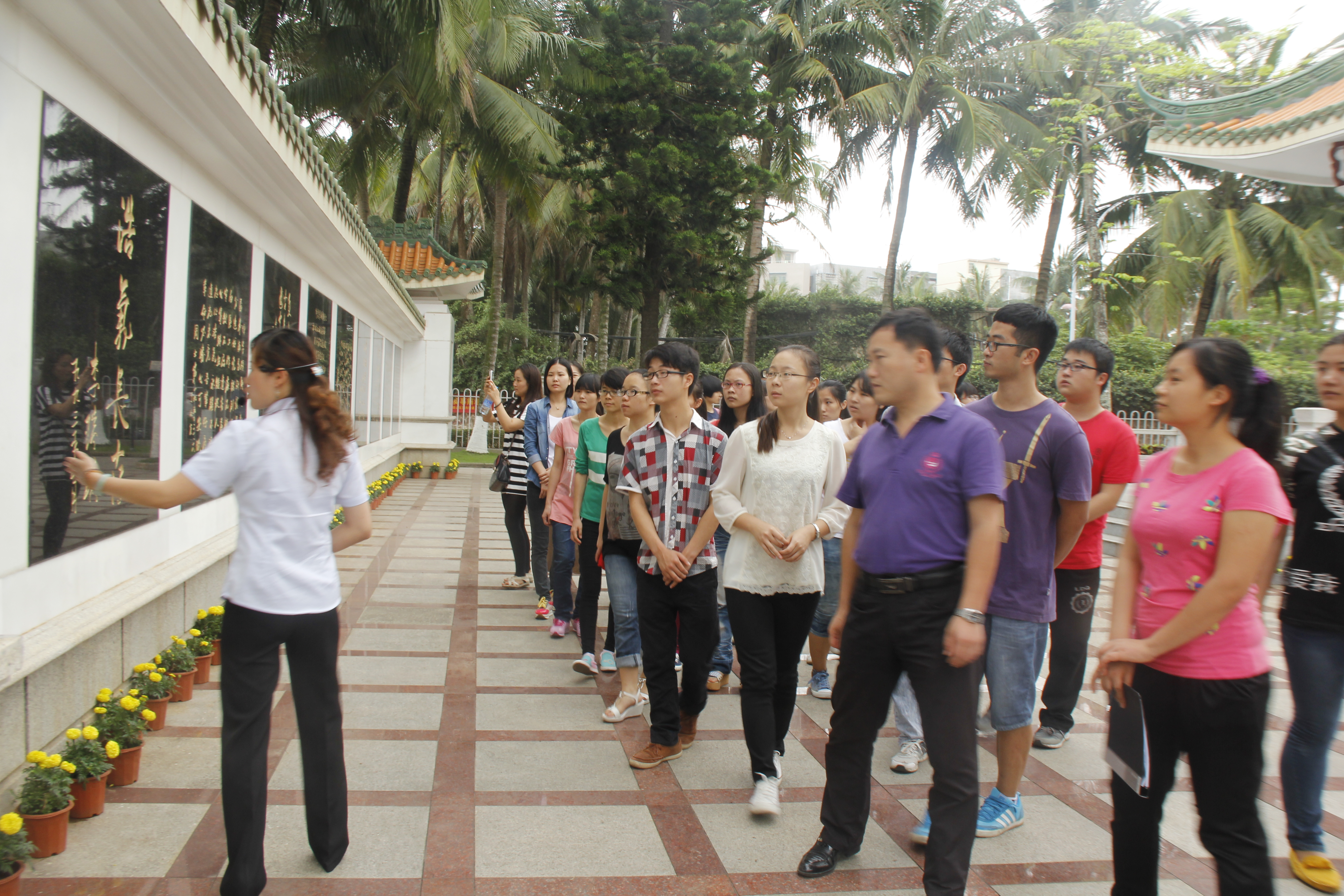 “缅怀革命先烈，弘扬烈士遗志”—记地理与旅游学院学生党员清明节烈士纪念亭扫墓活动