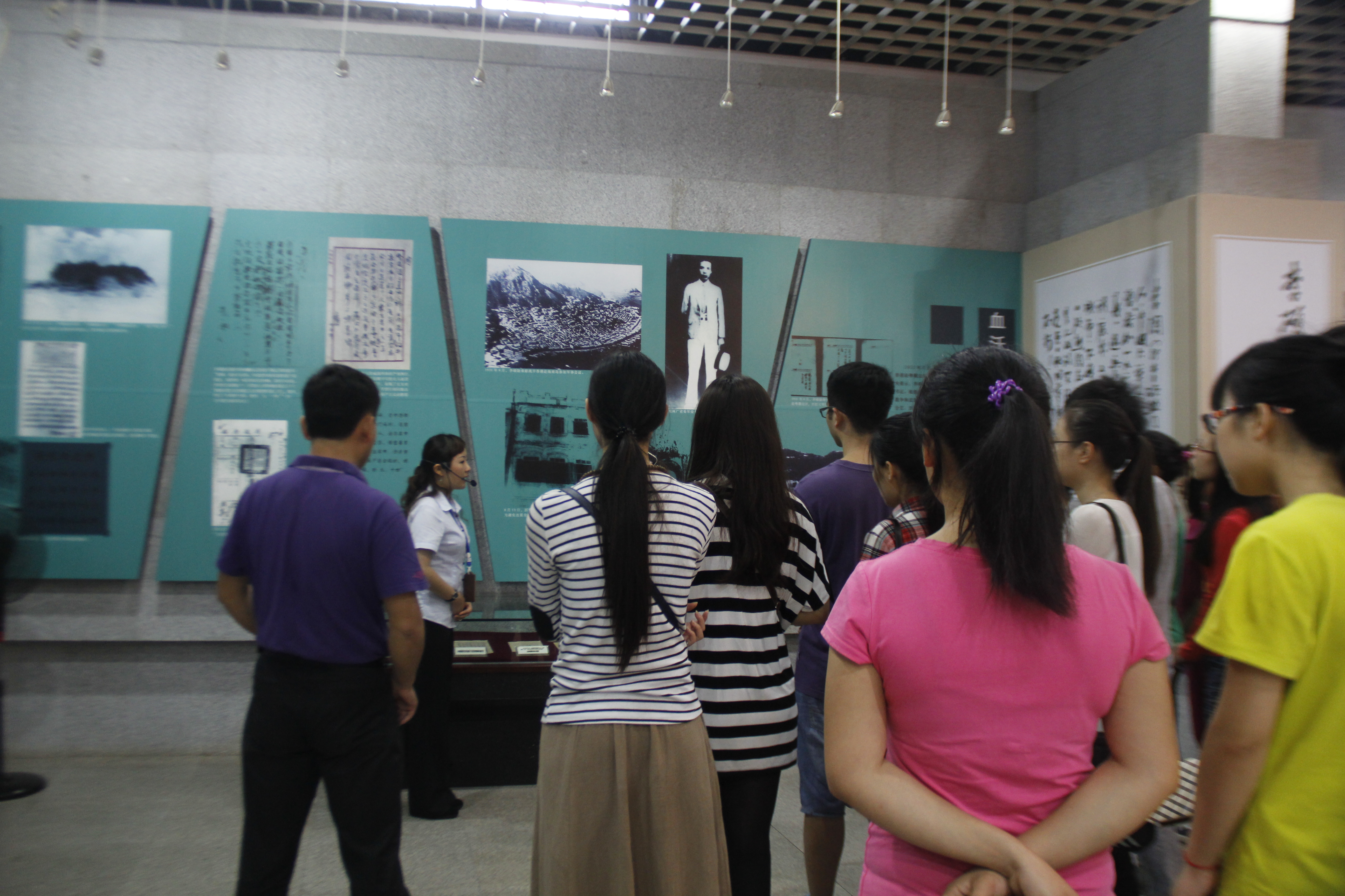 “缅怀革命先烈，弘扬烈士遗志”—记地理与旅游学院学生党员清明节烈士纪念亭扫墓活动