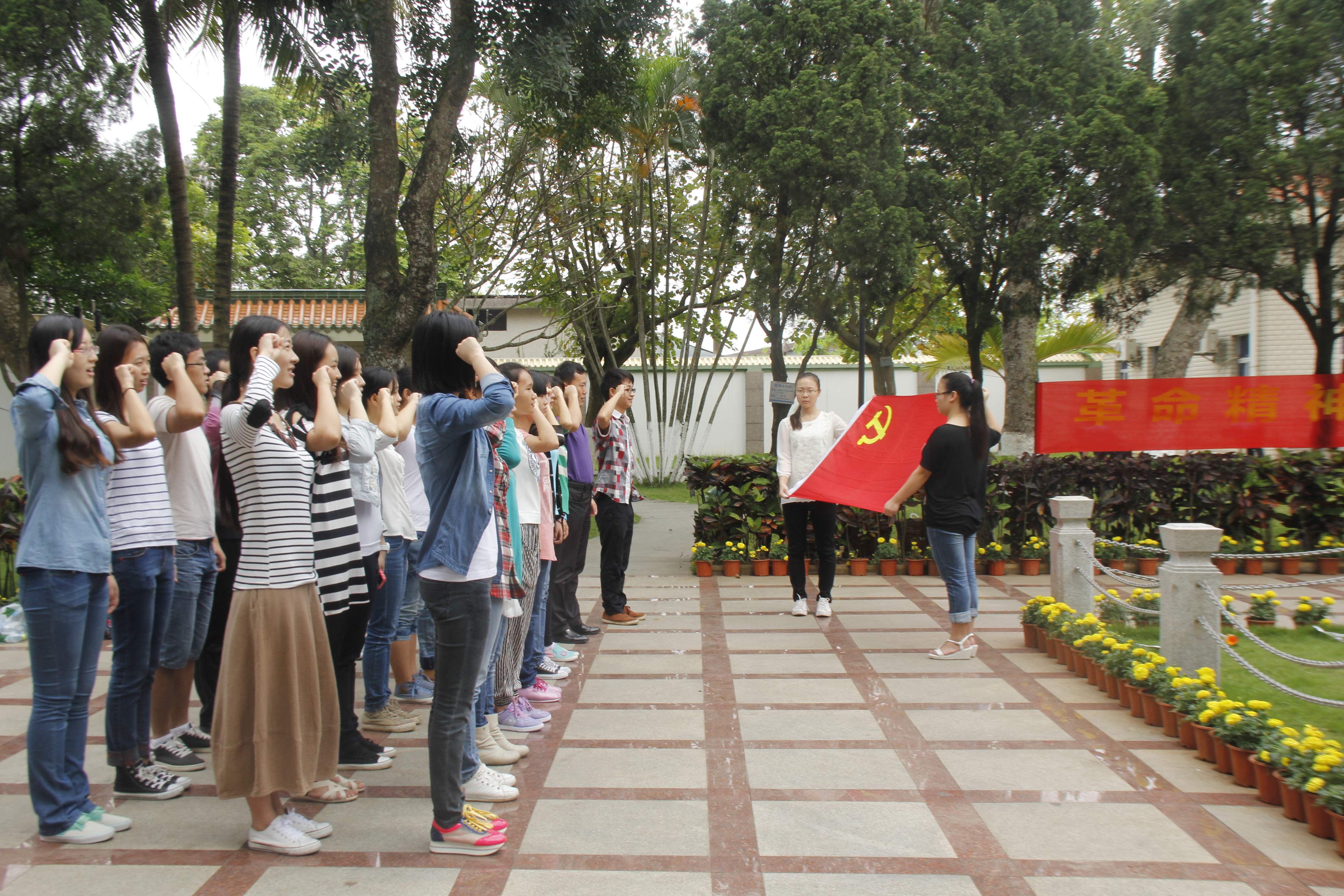 “缅怀革命先烈，弘扬烈士遗志”—记地理与旅游学院学生党员清明节烈士纪念亭扫墓活动