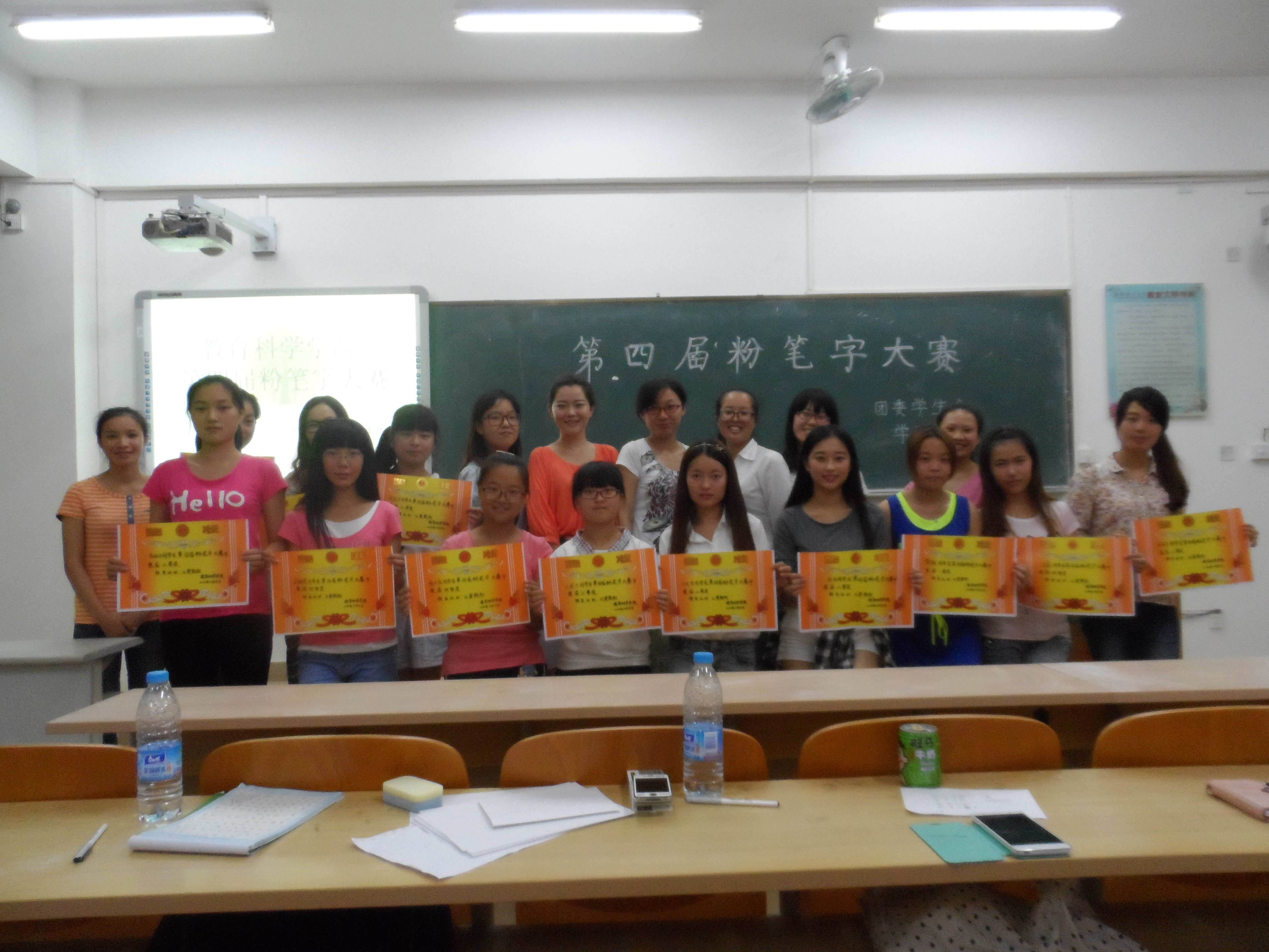 只手提笔挥洒出万丈豪情——记教育科学学院粉笔字大赛