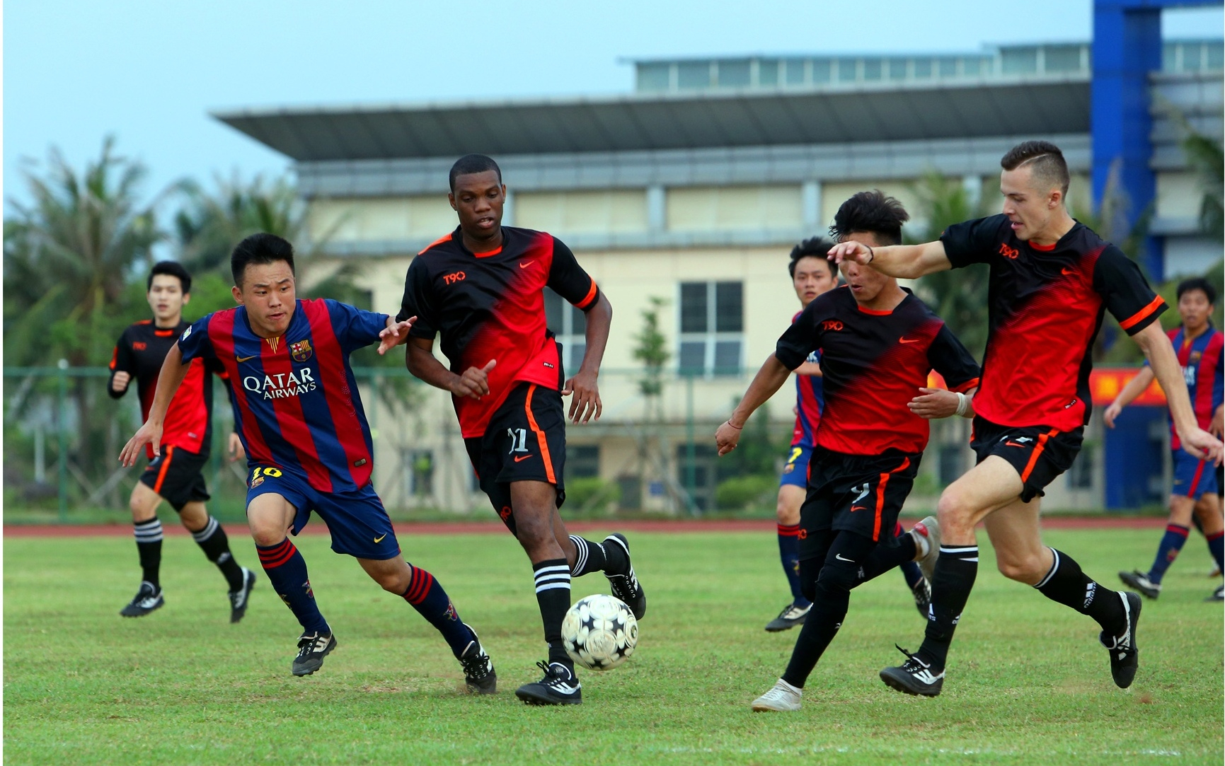 我校2015年大学生足球比赛闭幕