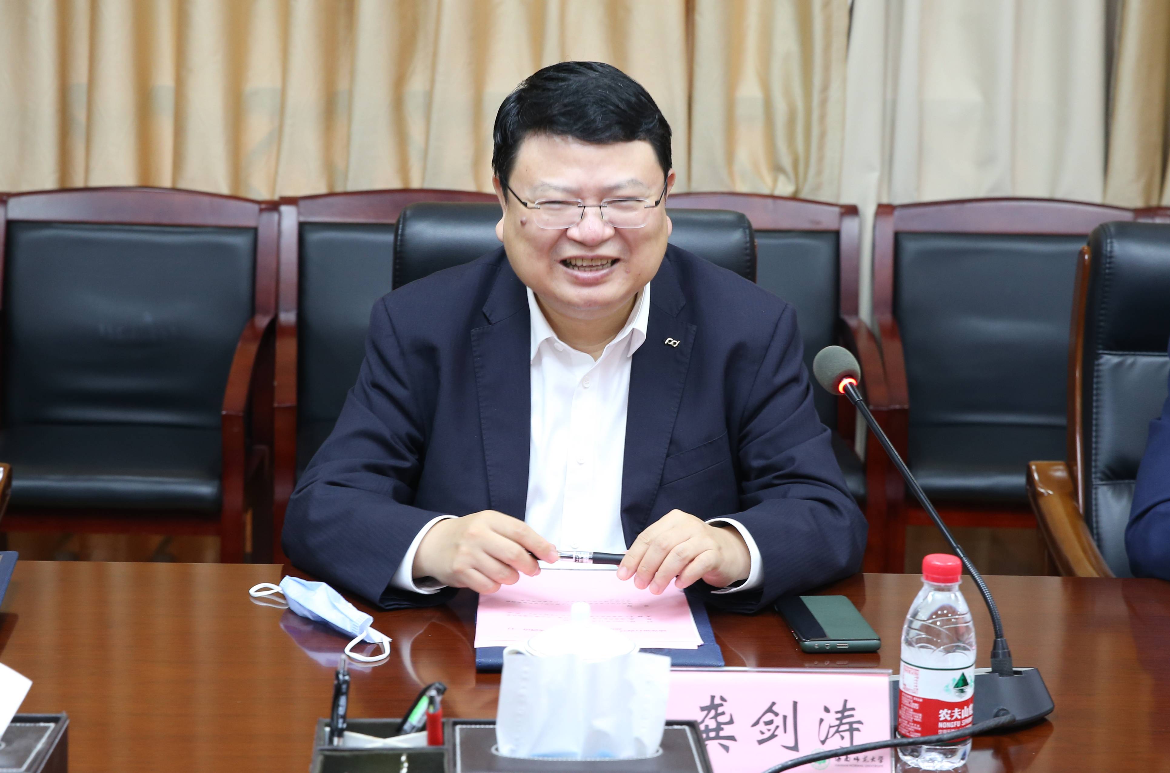 浦发银行海南省分行行长龚剑涛一行到我校调研座谈