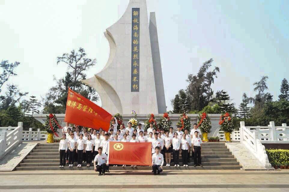 缅怀先烈 铭记历史―记经济与管理学院学生党支部扫墓活动
