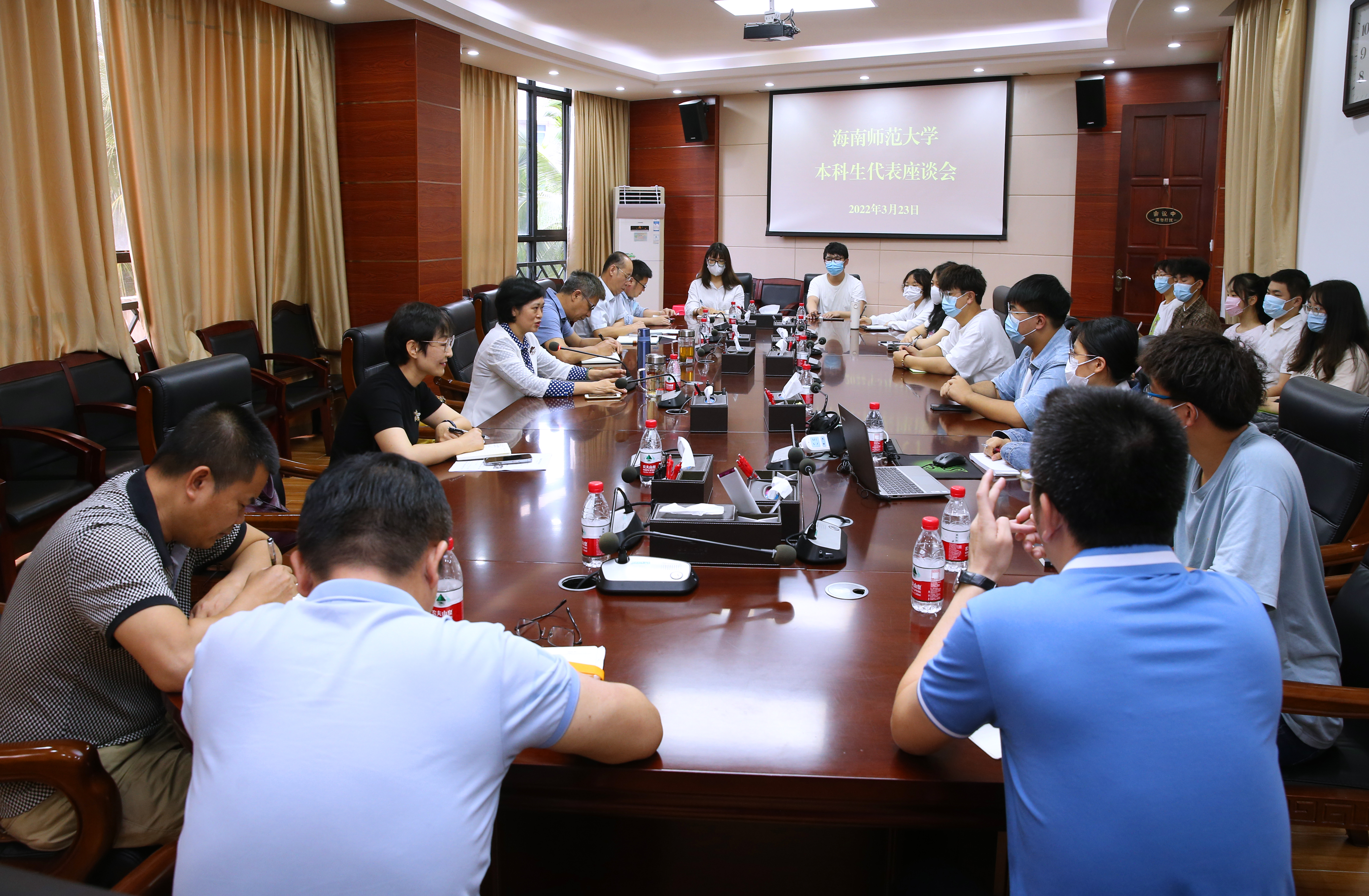 过建春与新入职教师代表、本科生代表座谈