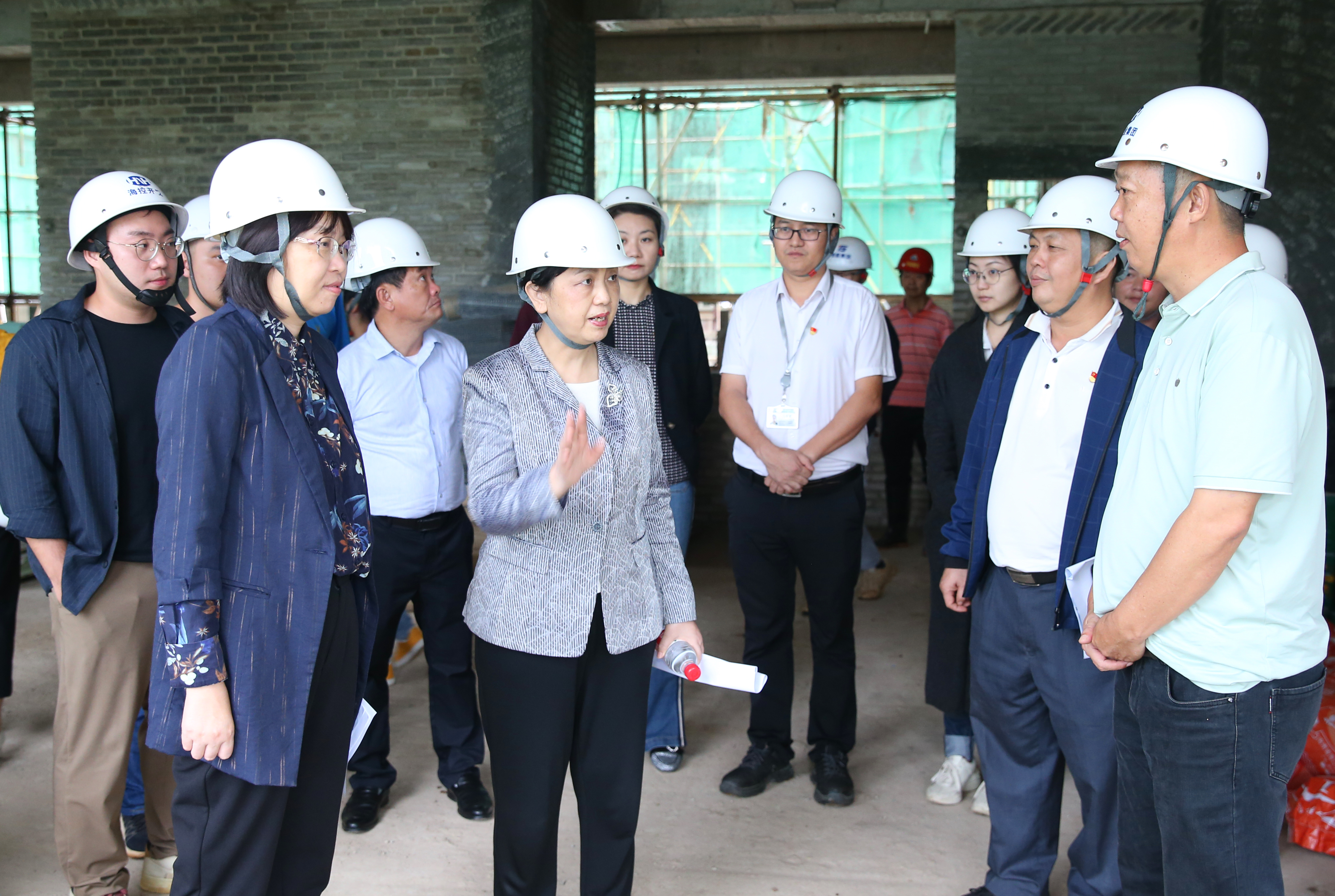 海发控副总经理杨军来校调研在建工程项目