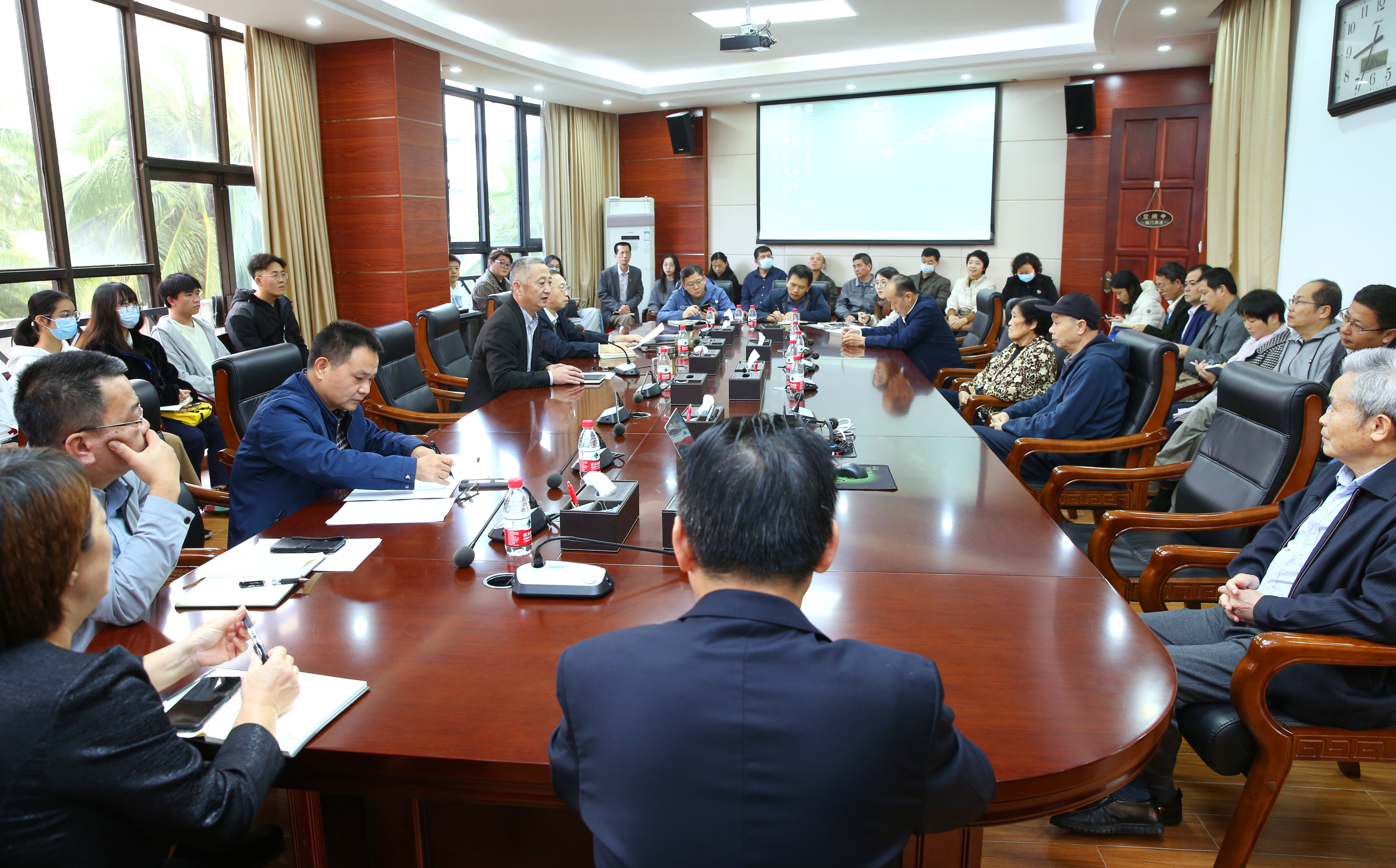 我校召开校领导班子民主生活会征求意见会