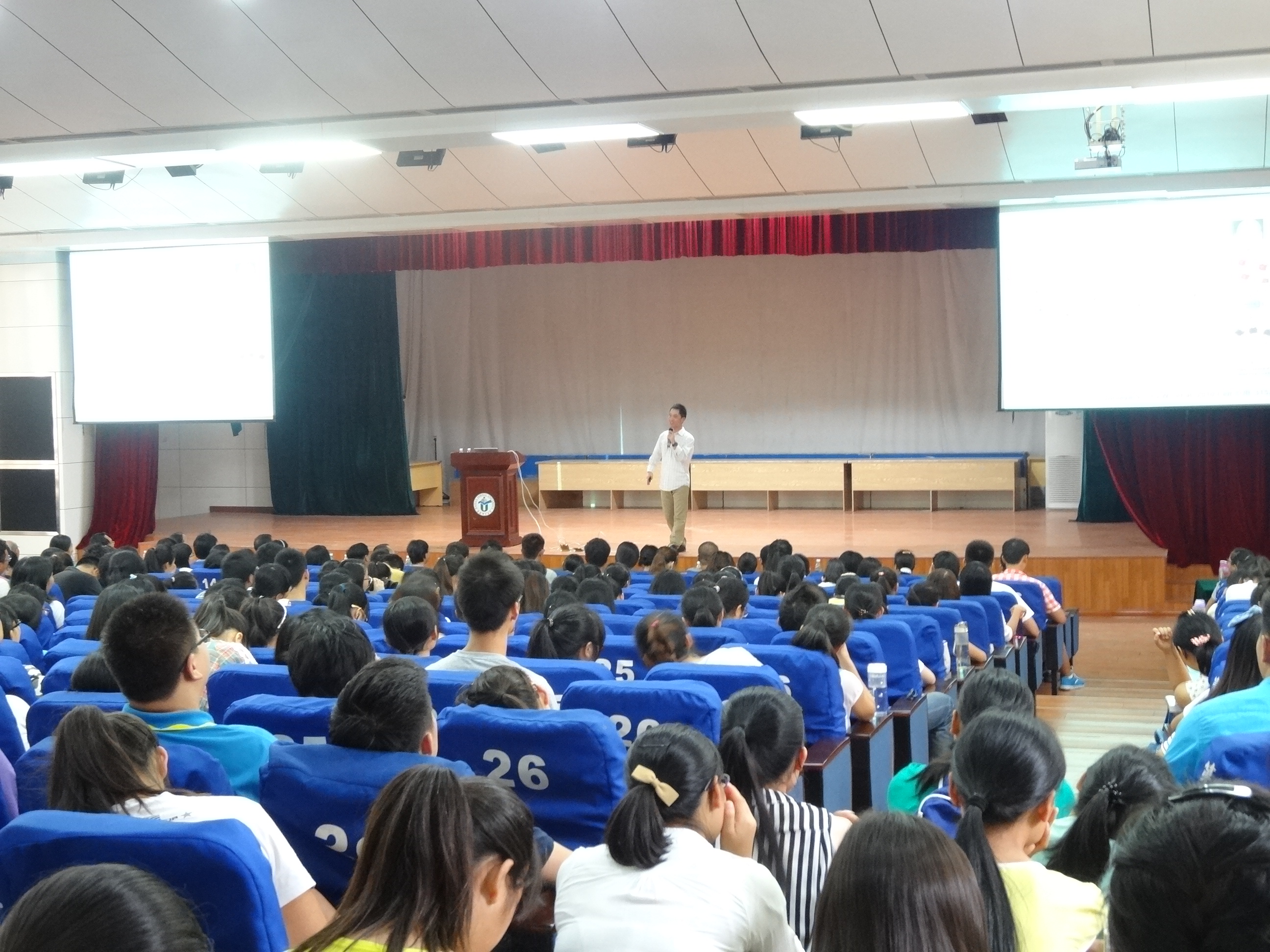 拳拳赤子心 悠悠母校情——生命科学学院优秀校友余巍研究员回我院讲学