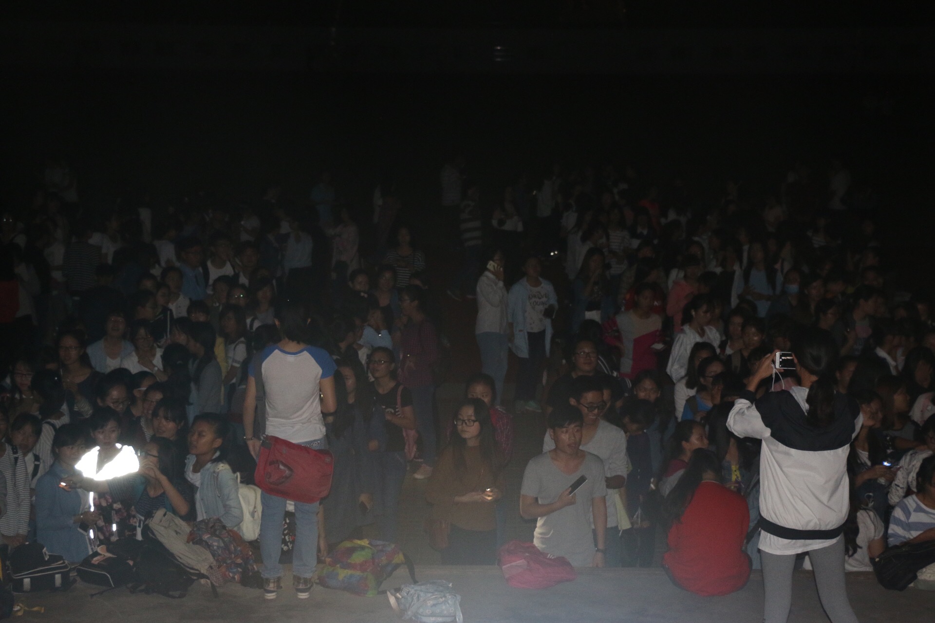 阳光体育  荧光夜跑――记外国语学院开展冬季夜跑活动