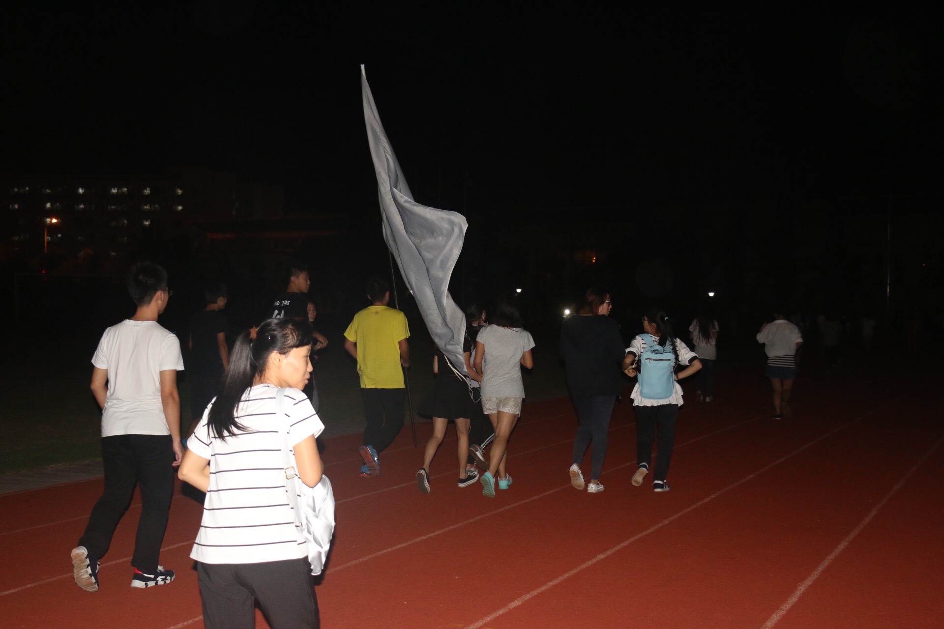 阳光体育  荧光夜跑――记外国语学院开展冬季夜跑活动